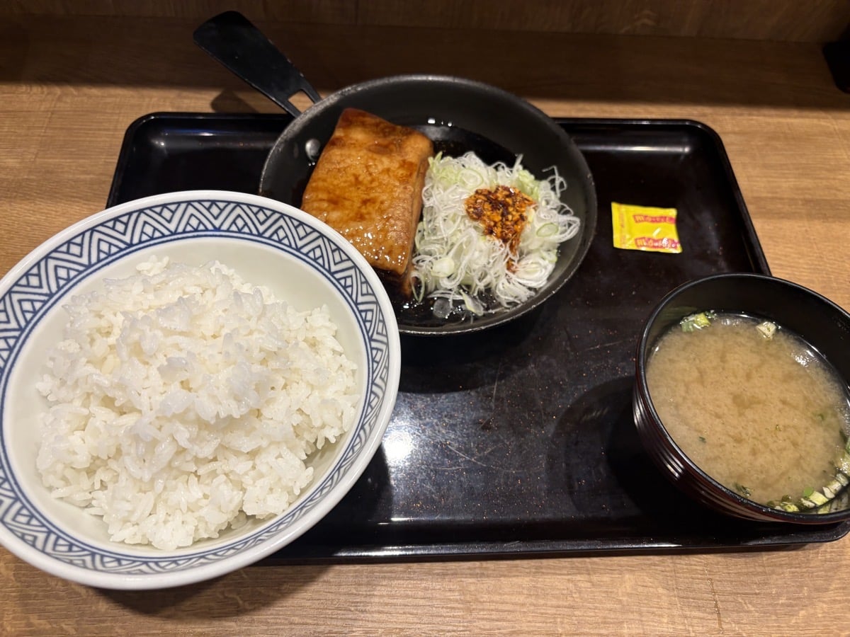 IMG_0768.jpeg 吉野家 厚切り豚角煮定食