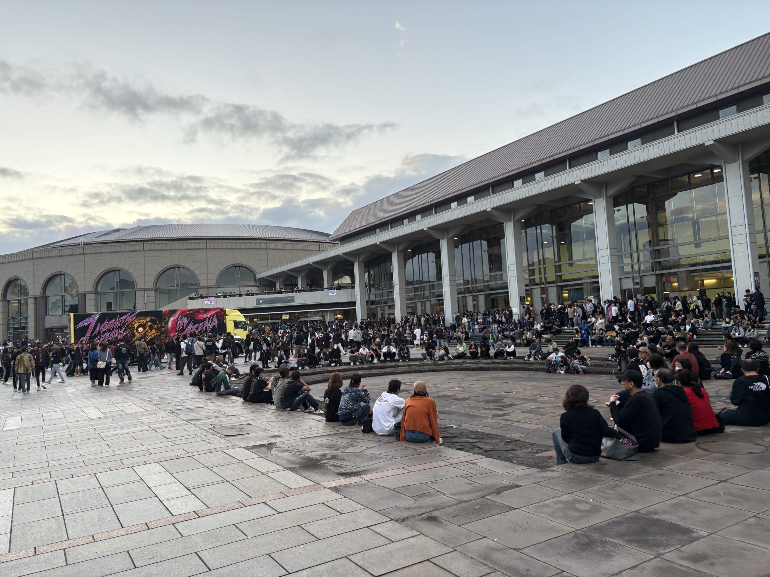屋外のイベントで集まる人々