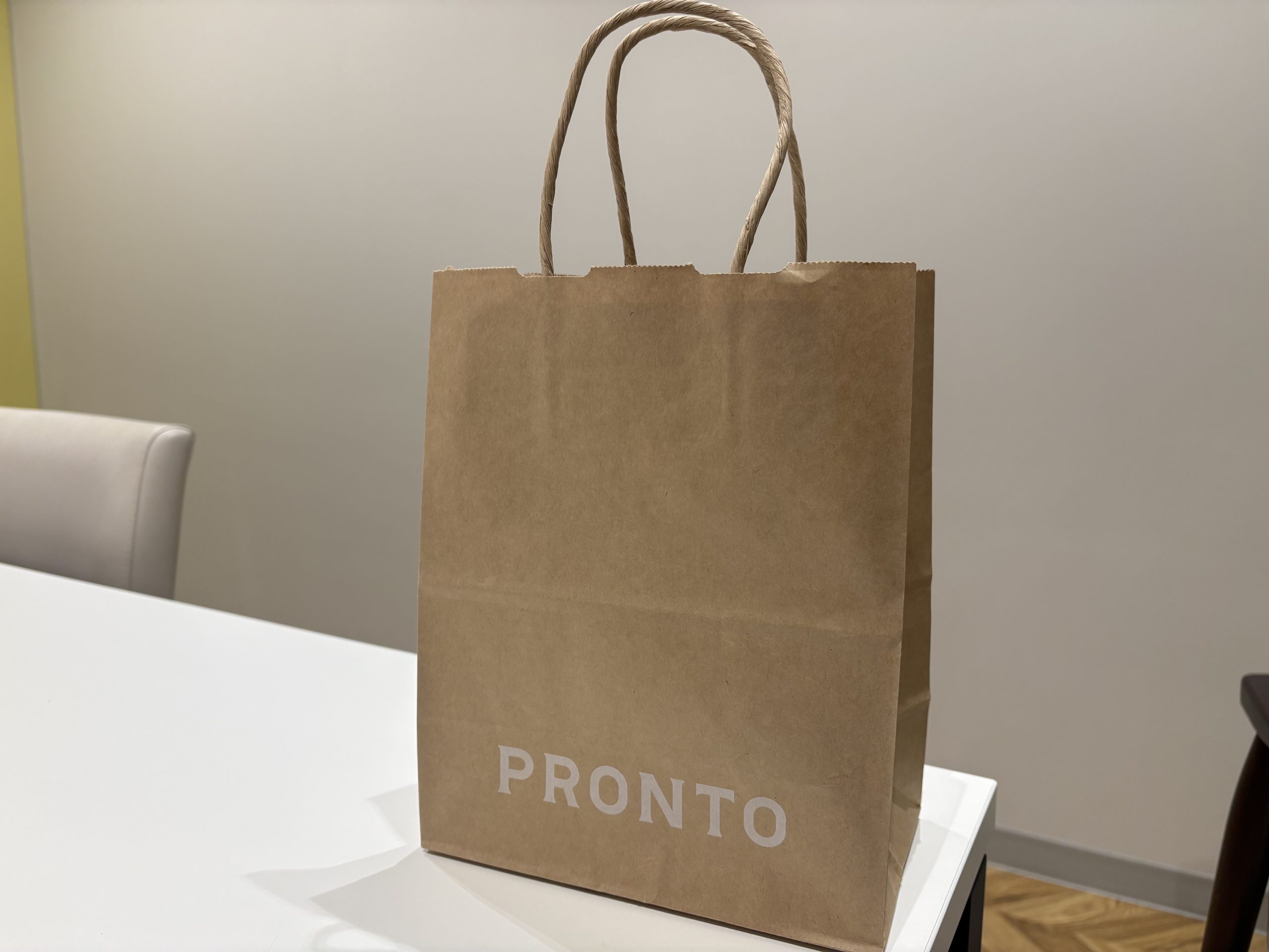 テーブル上の紙袋、PRONTOロゴ入り