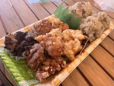 鶏の唐揚げとおこわのプレート