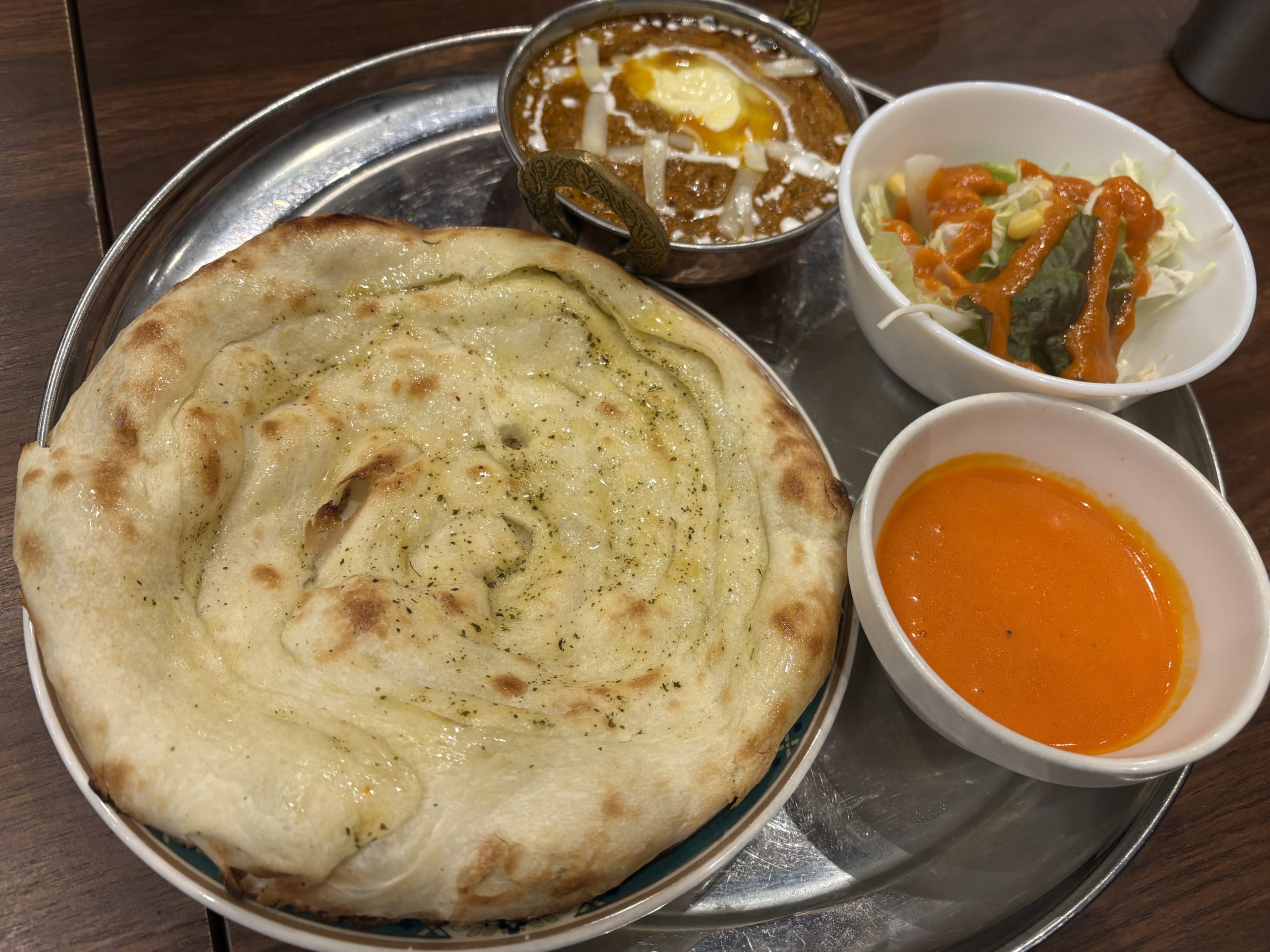 カレーとナンのセット料理