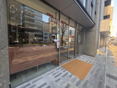 ガラスドアの建物入口