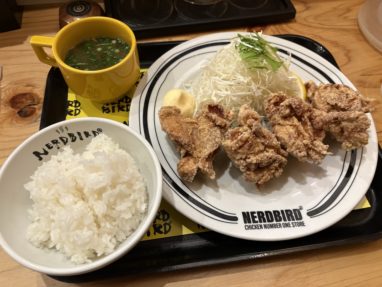 唐揚げ定食、キャベツ、味噌汁、ご飯