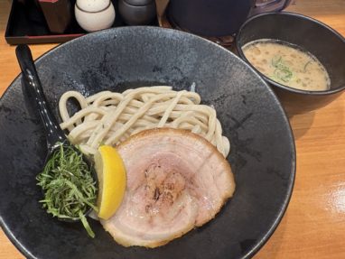 豚肉とレモン付きのつけ麺
