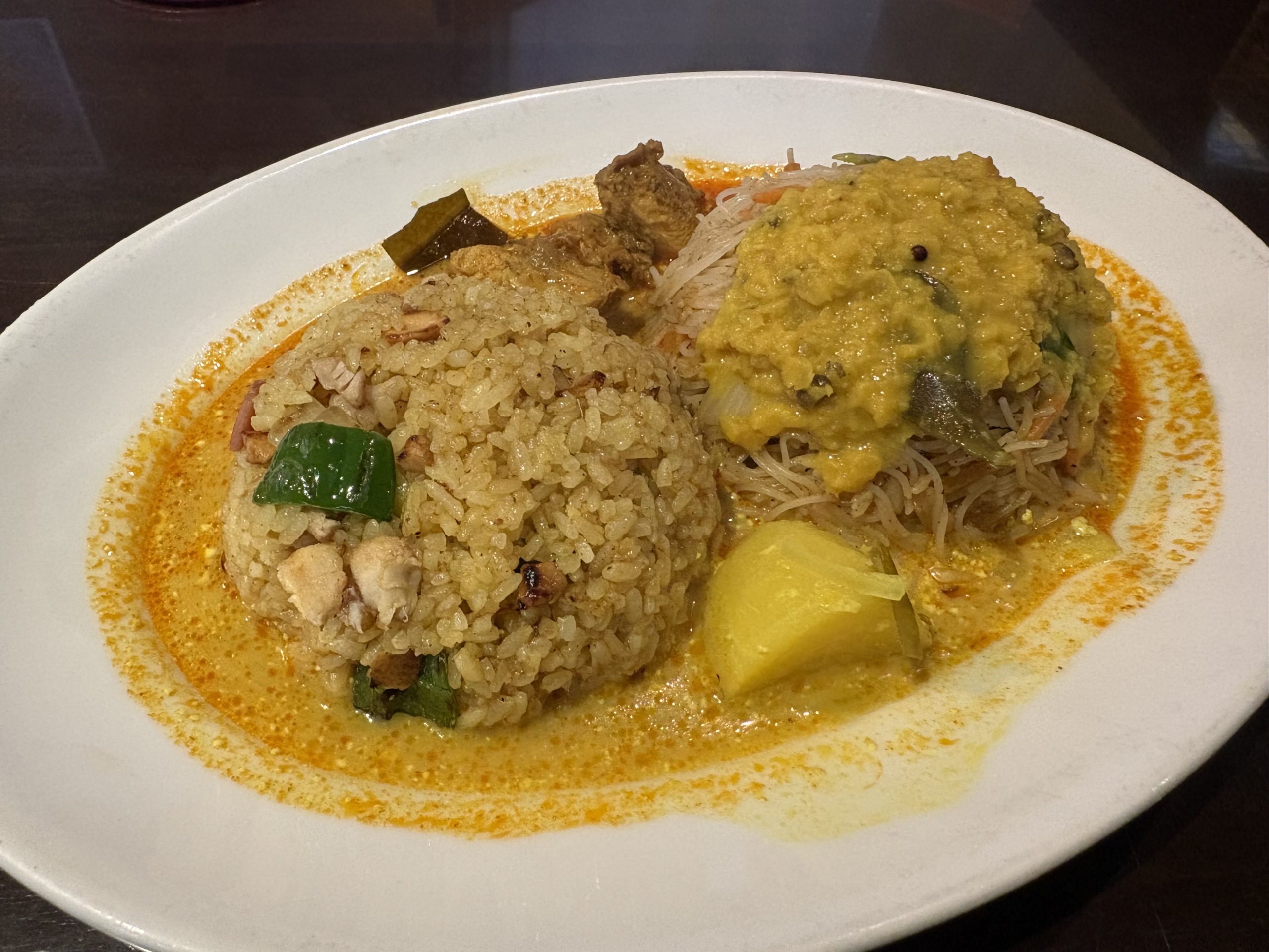 チキンライスとカレー料理