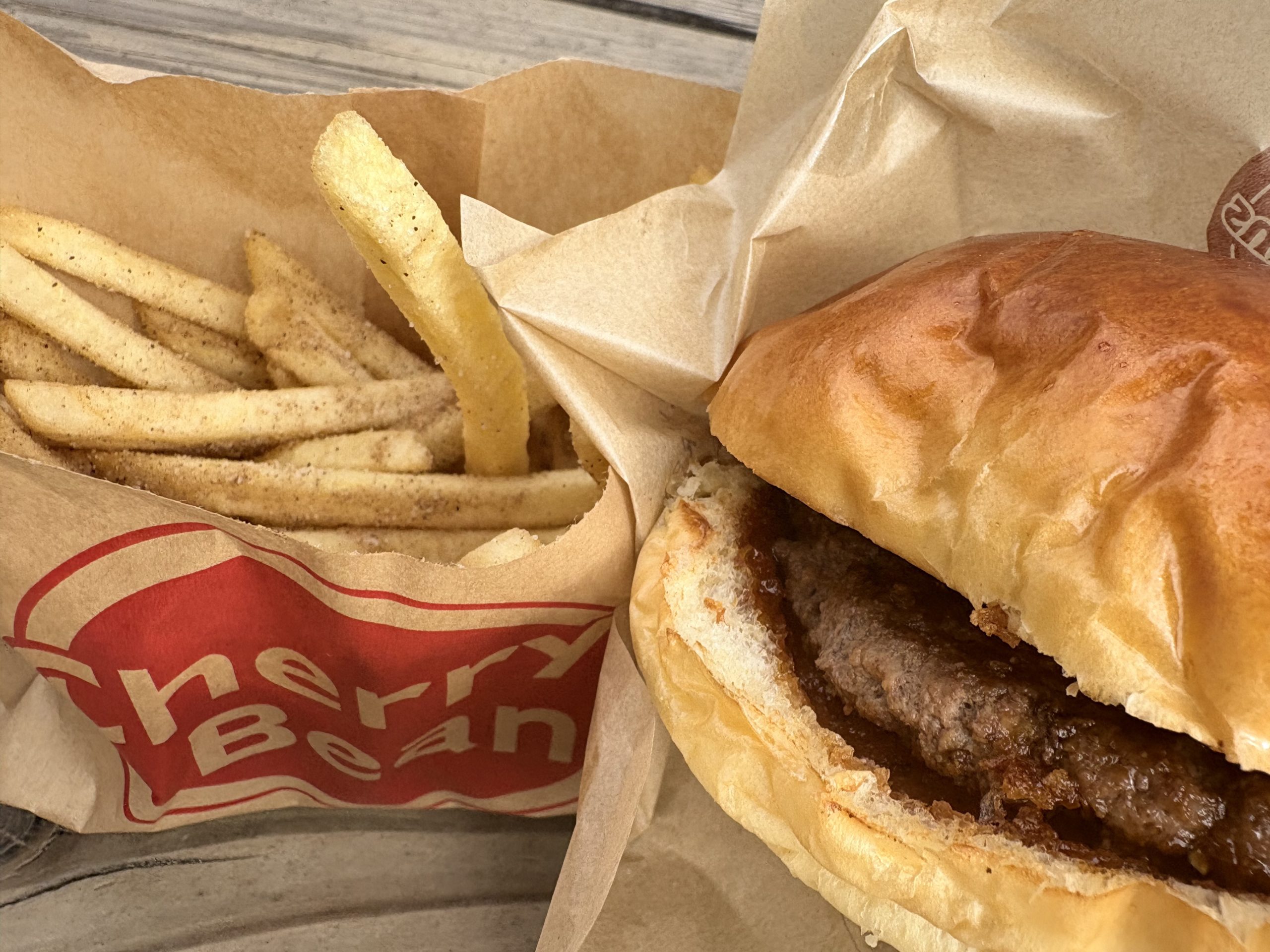 バーガーとフライドポテトセット