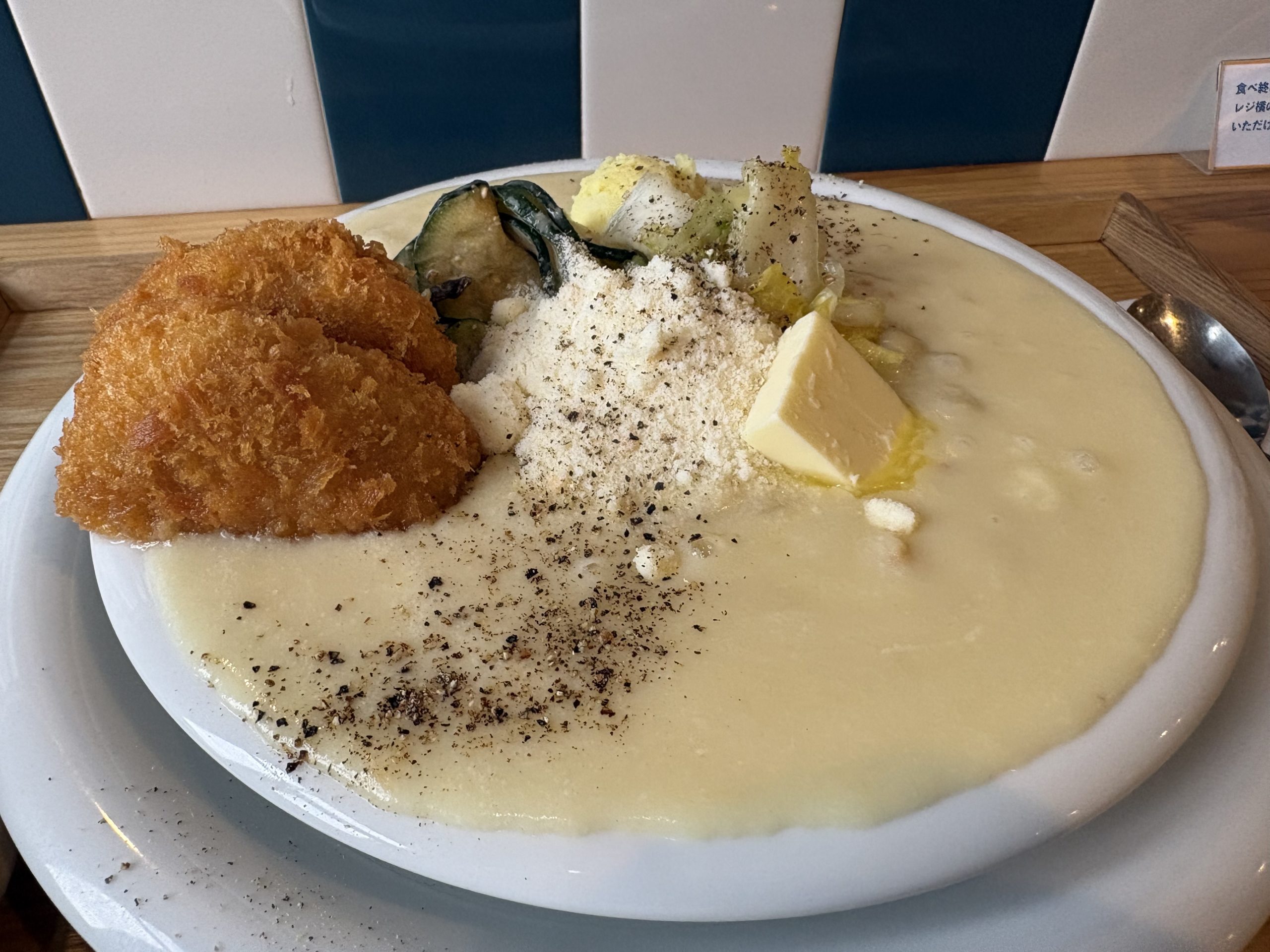 クリームソースとフライの料理