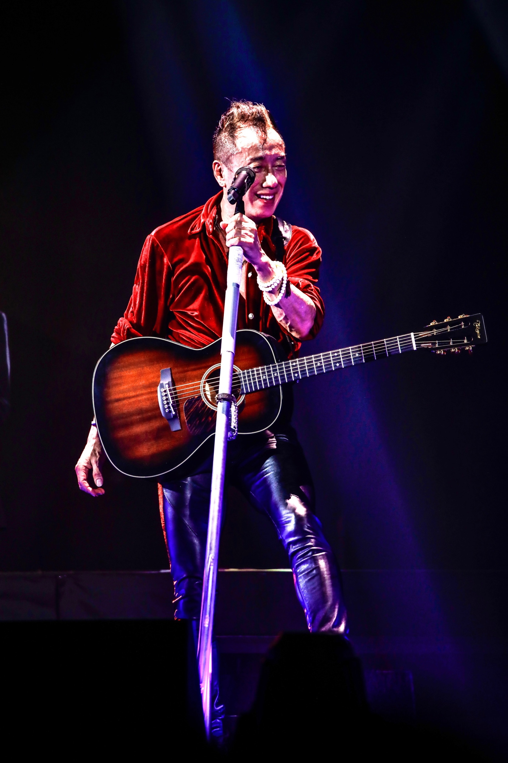 ギターを弾くステージ上の男性