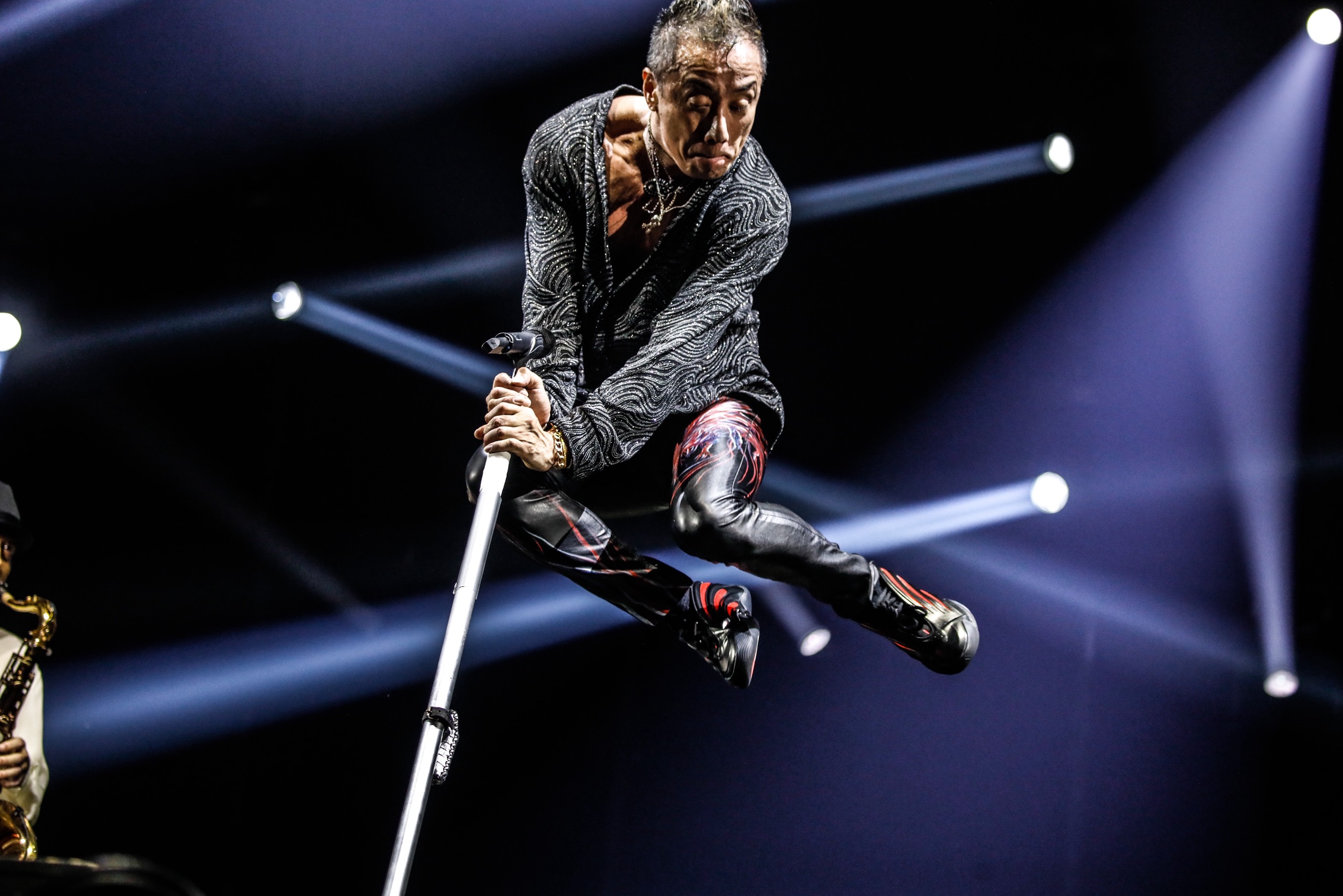 ステージでジャンプする歌手