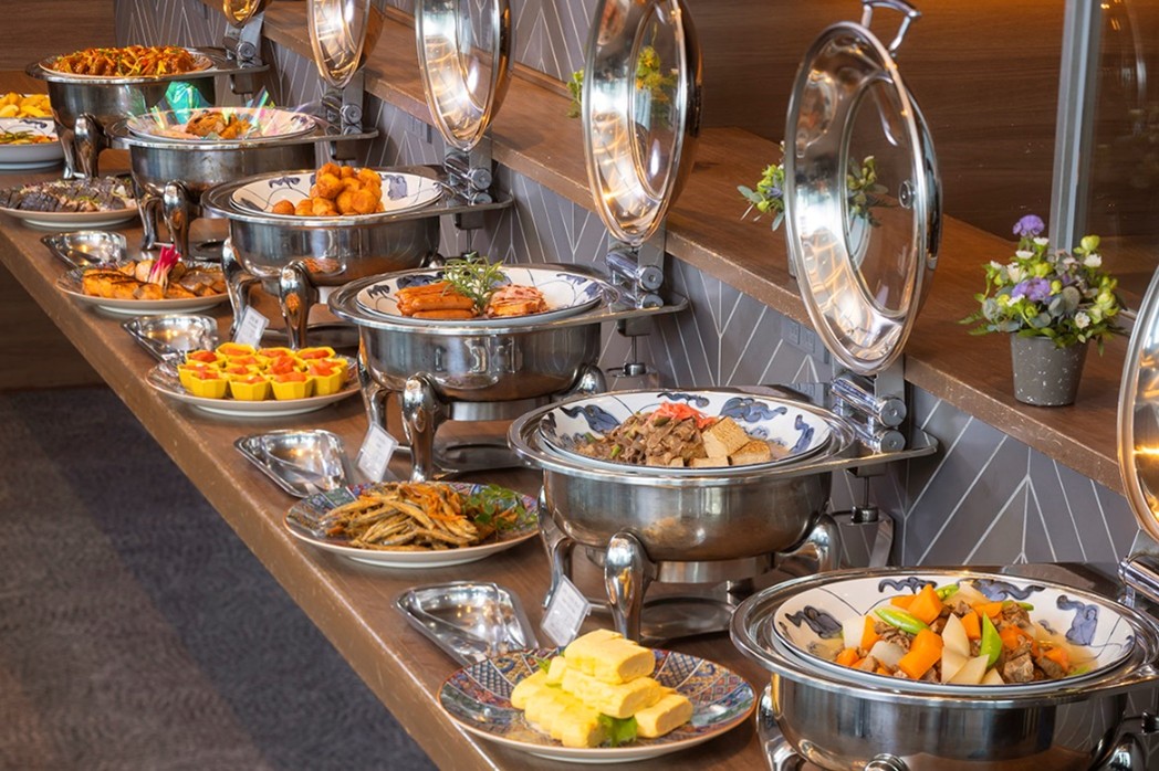 豪華ビュッフェ料理が並んでいるカウンター