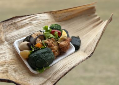 竹の皮に載せたお弁当