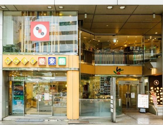 カラフルな看板の建物入り口