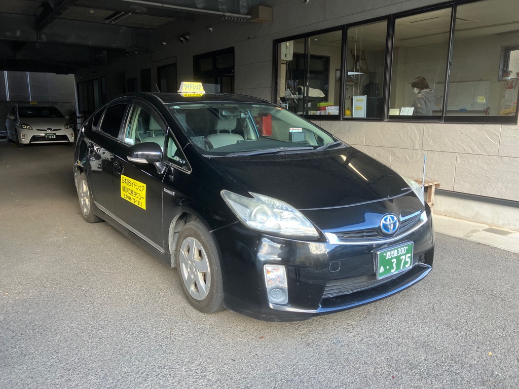 駐車場の黒いタクシー