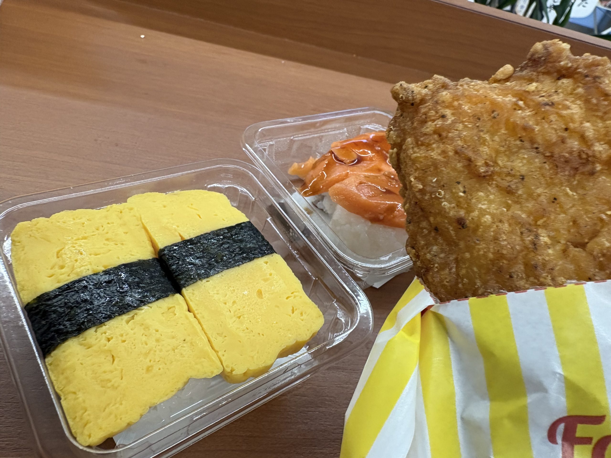 卵寿司と揚げ物の弁当