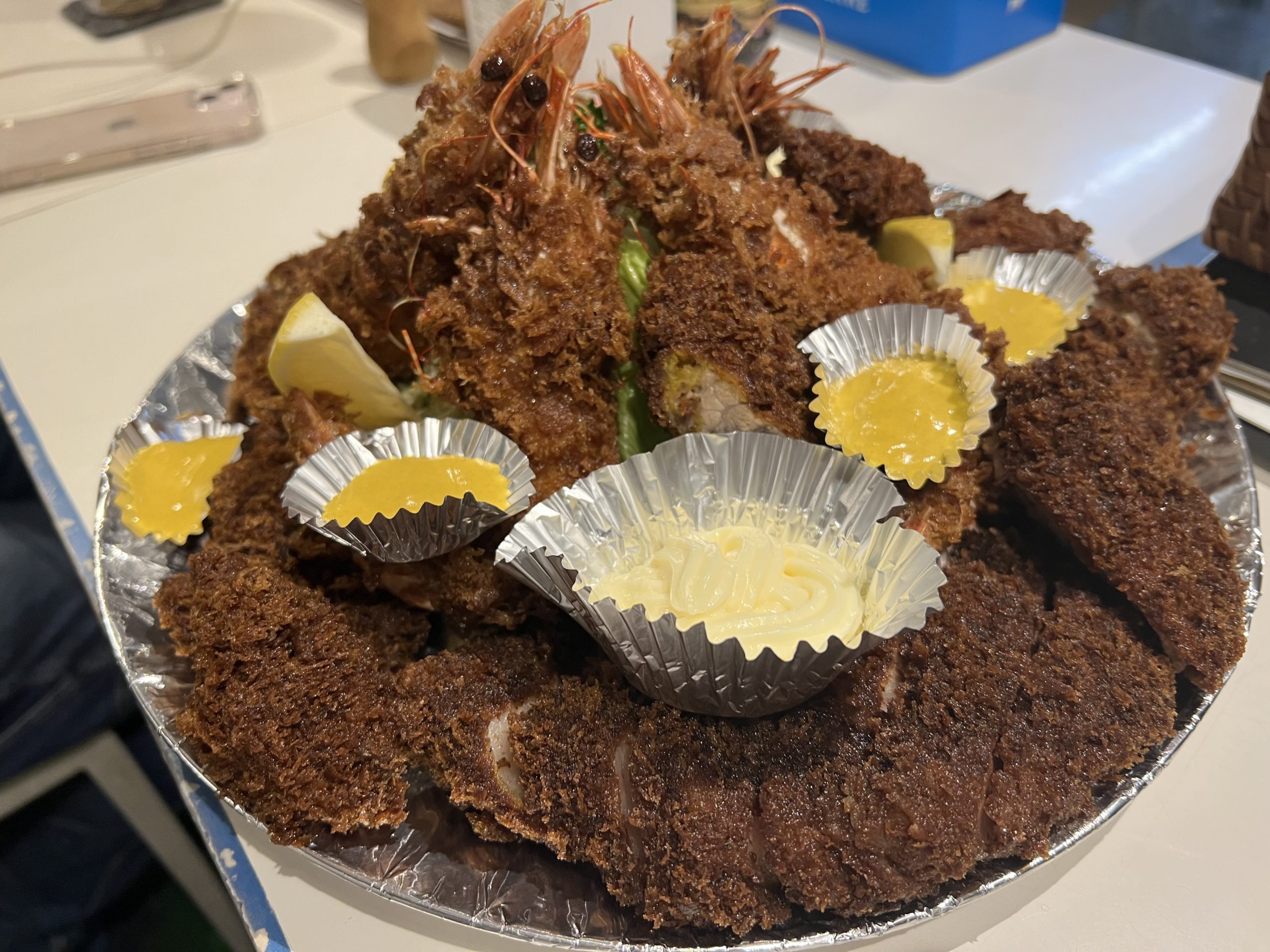 揚げ物盛り合わせとソース