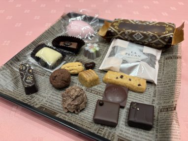 多種類のチョコレートとクッキーの詰め合わせ