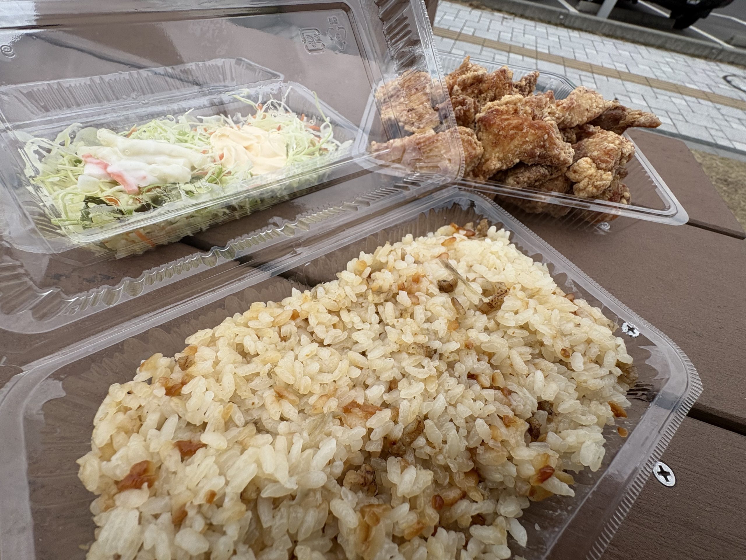 唐揚げ、サラダ、炊き込みご飯の弁当