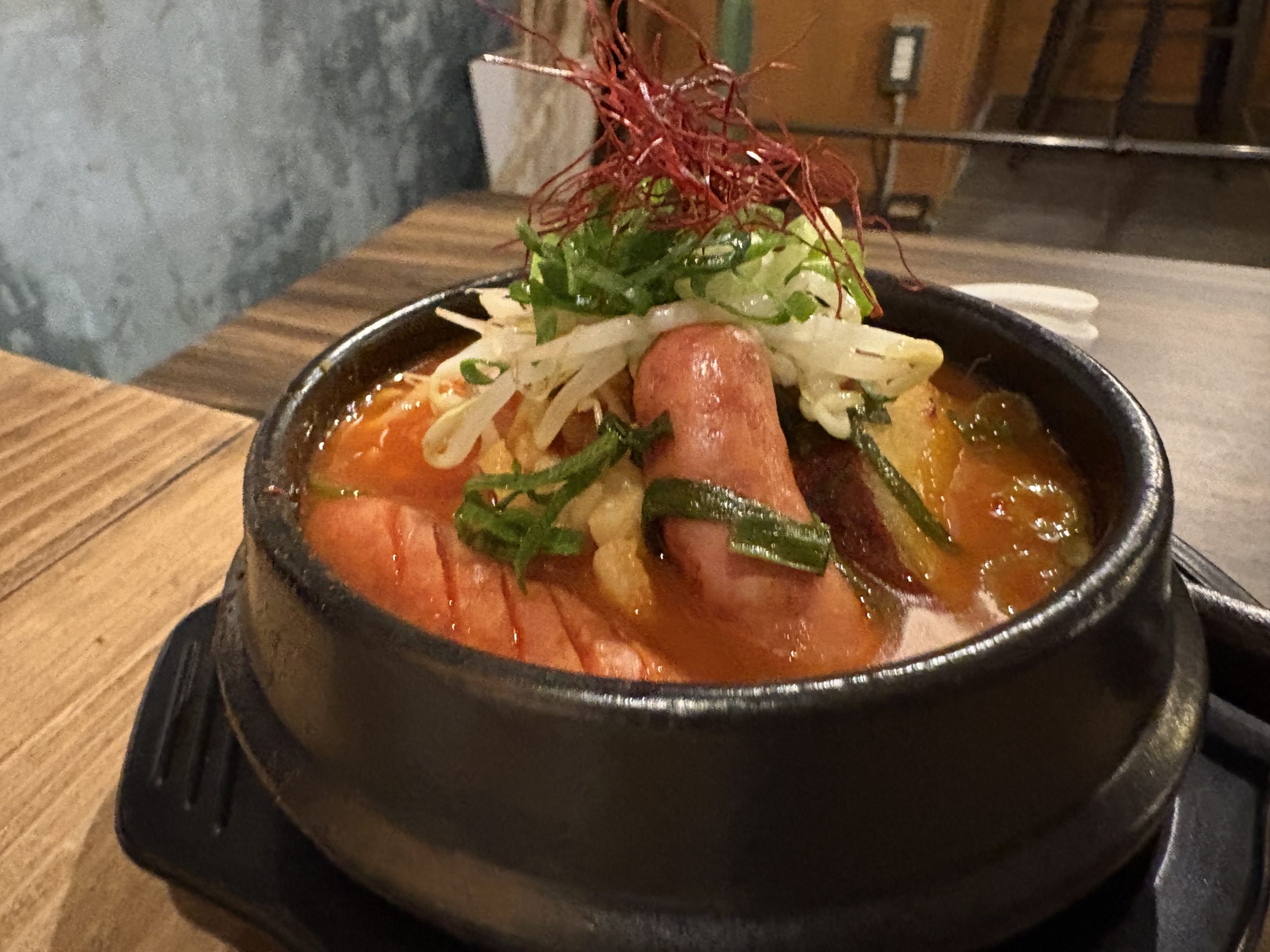 韓国風鍋料理、具材が盛られた赤いスープ