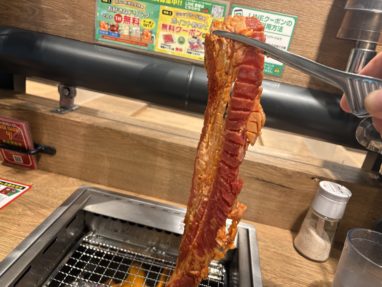 串に刺された長い肉
