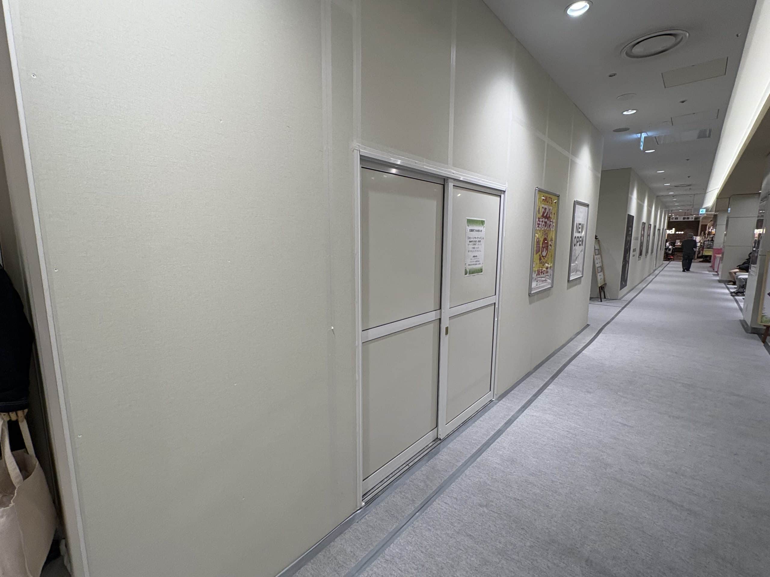 ショッピングモールの廊下
