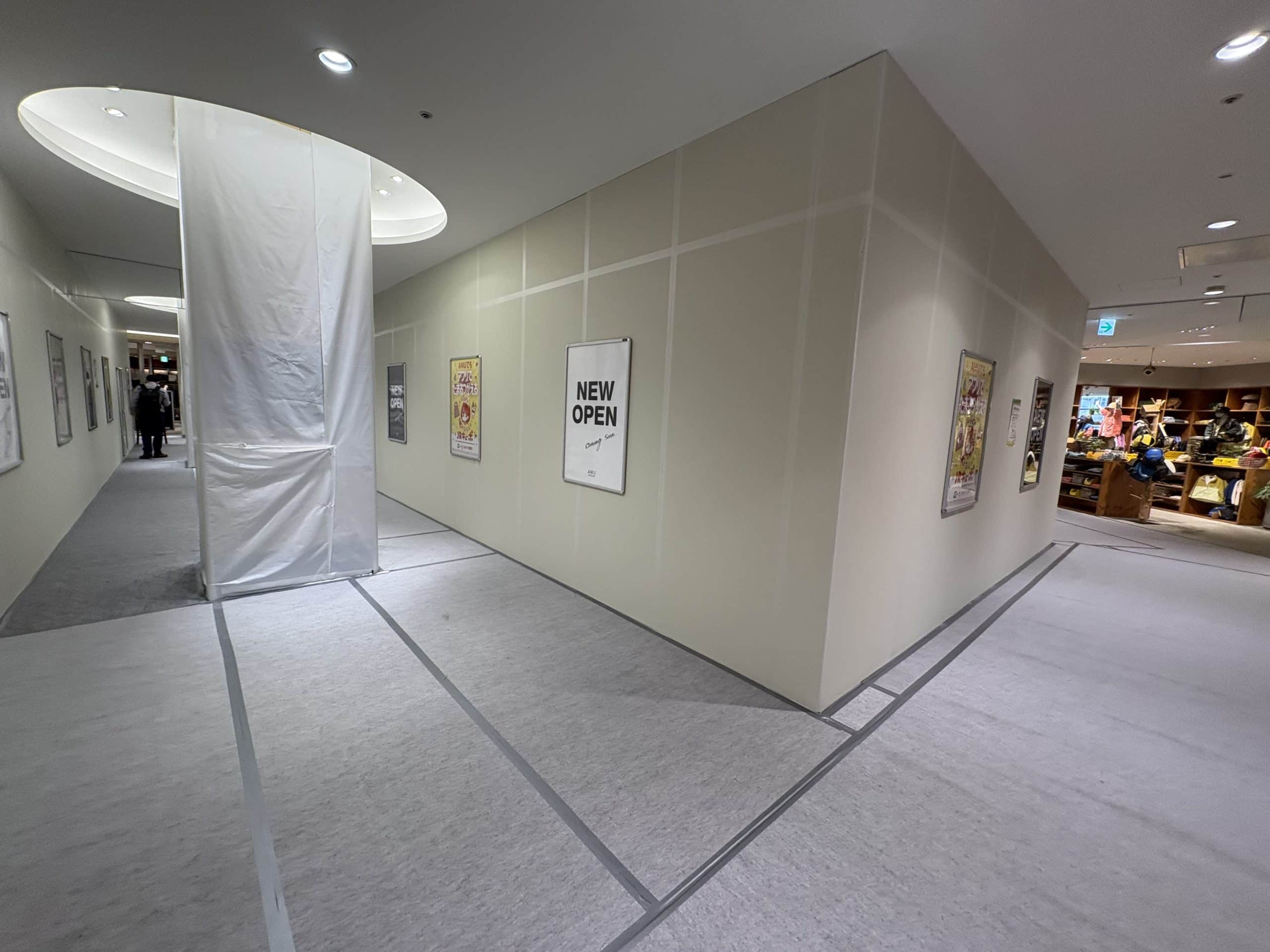 ショッピングモール内の新店舗オープンエリア。