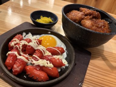 卵、ウインナー、カツ丼の料理