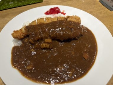 カツカレーのプレート