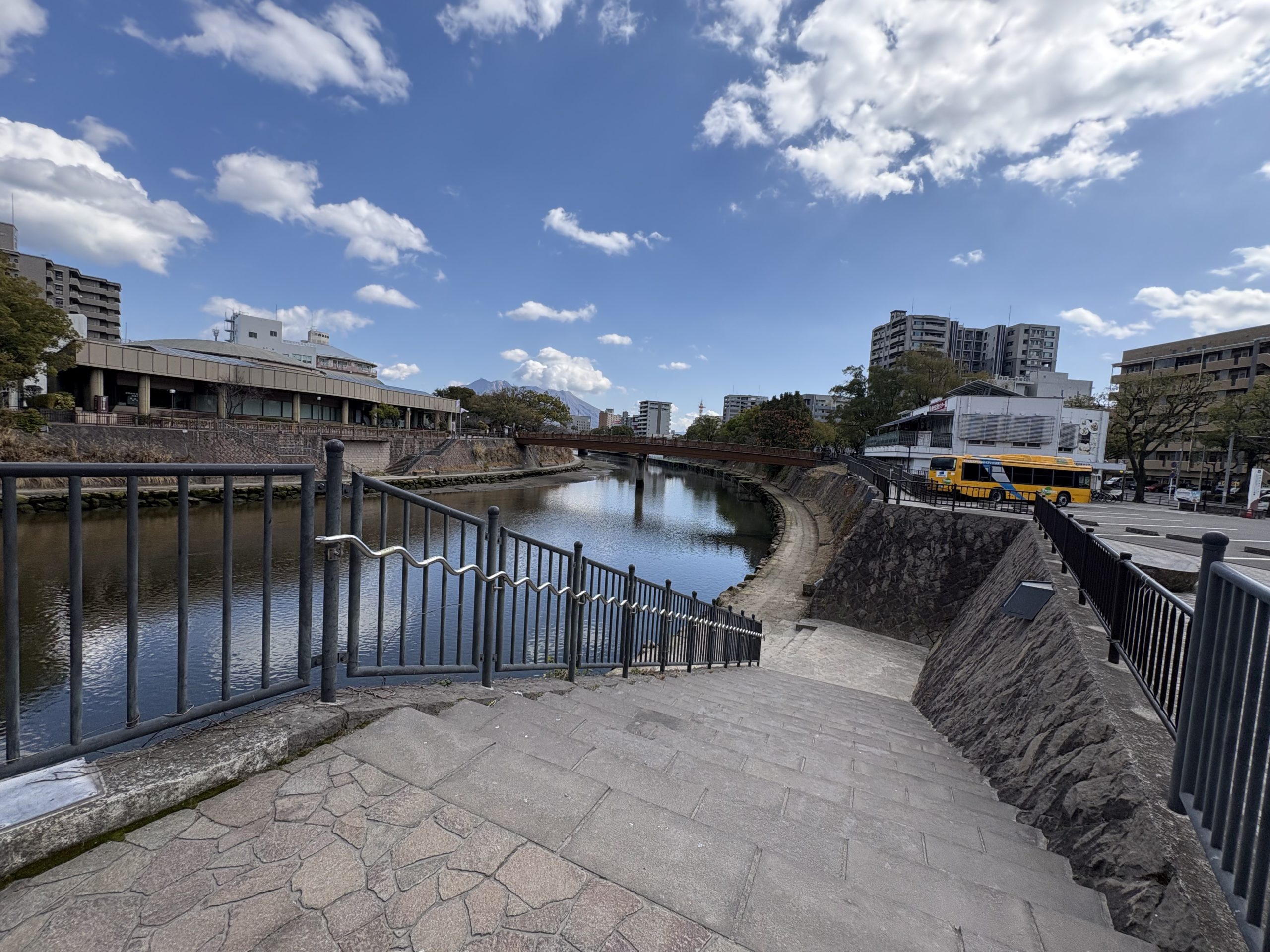 川沿いの階段とフェンス
