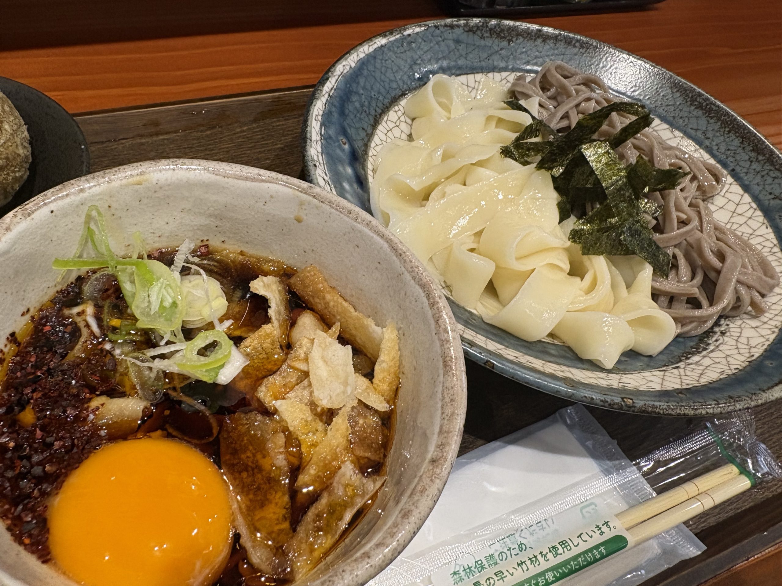 盛りそばとつけ汁、卵入り。