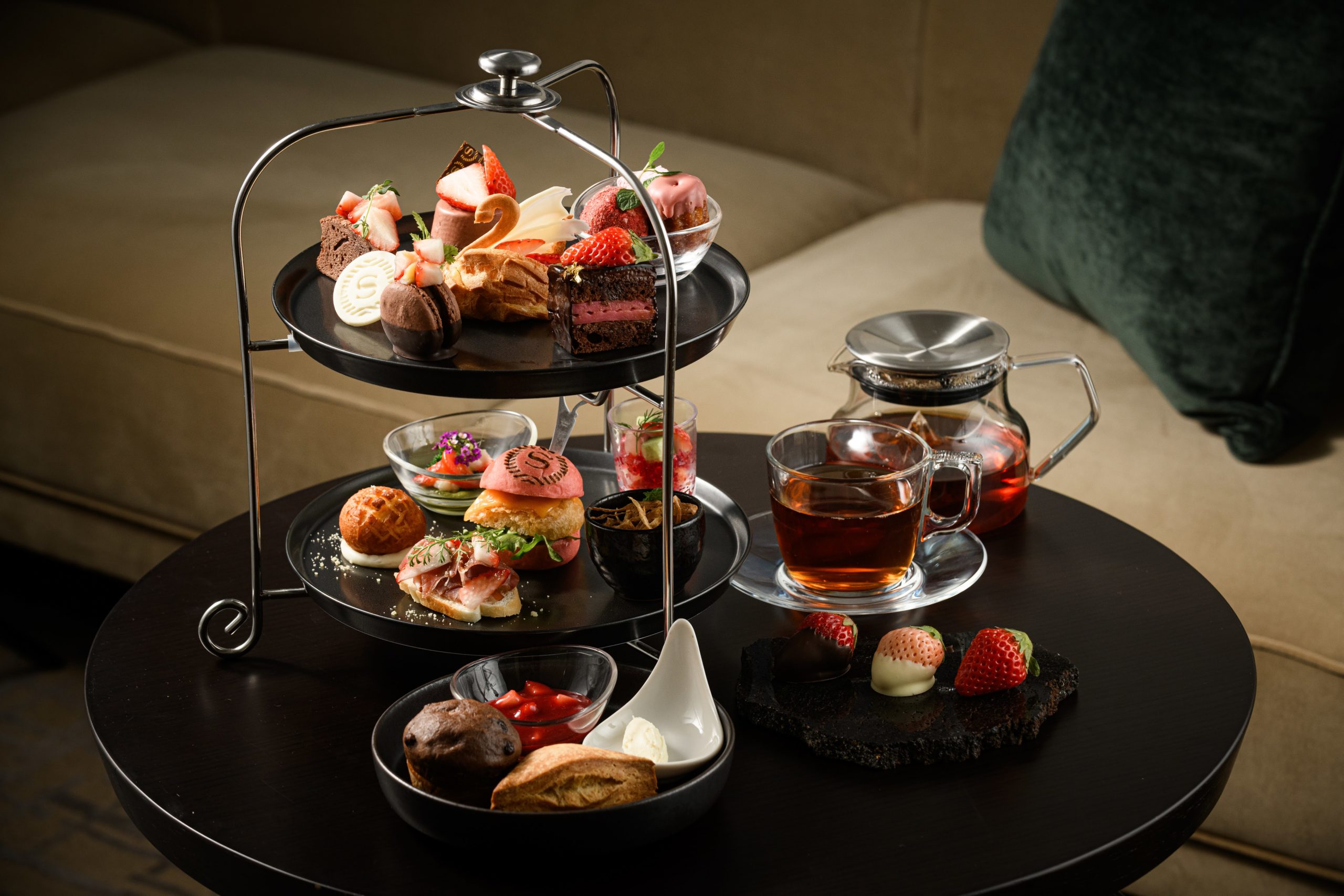 アフタヌーンティーの三段トレイ