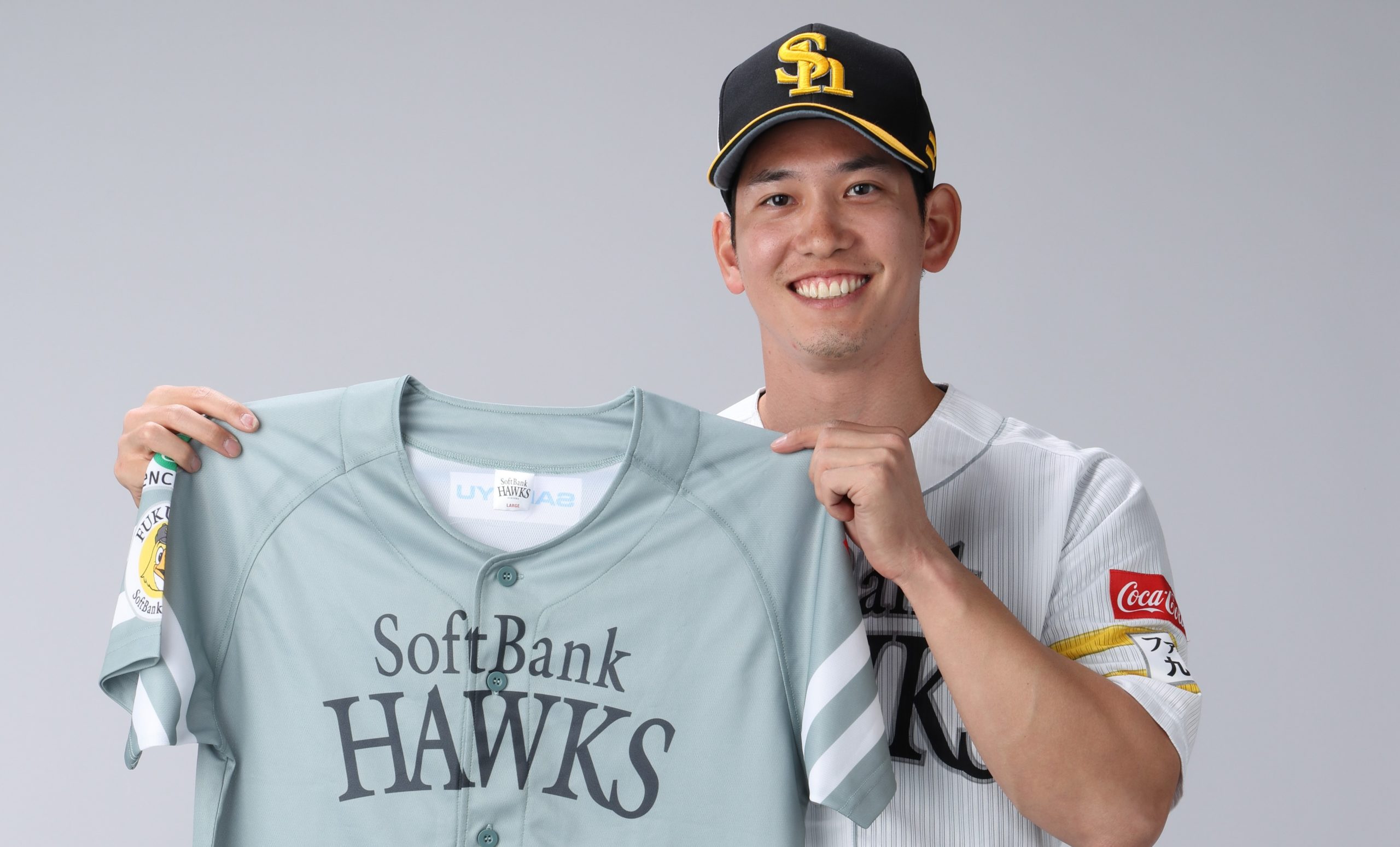 ソフトバンクホークスのユニフォームを持つ野球選手