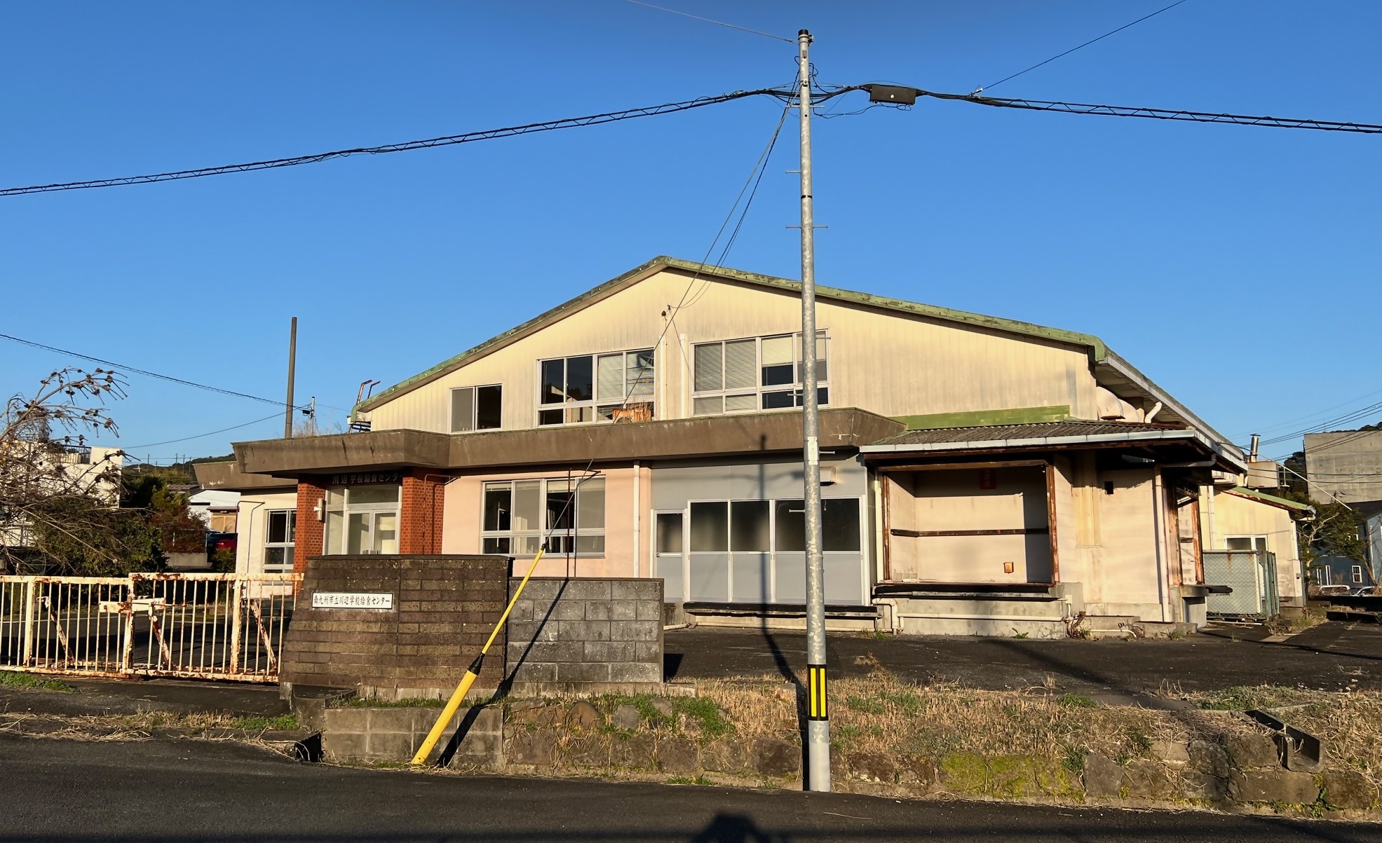 古い建物の日中の外観