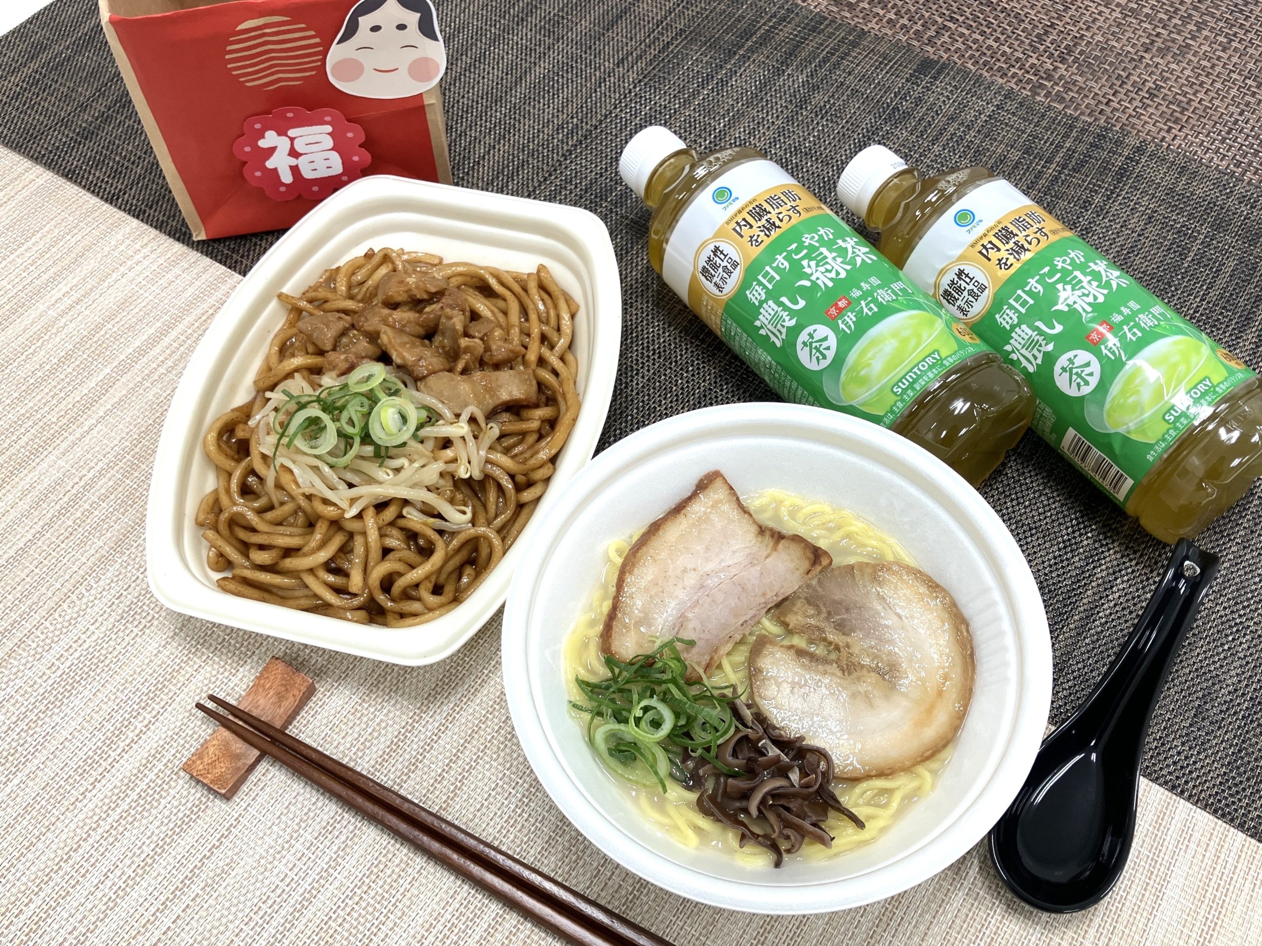 ラーメンと焼きそば、緑茶ボトル