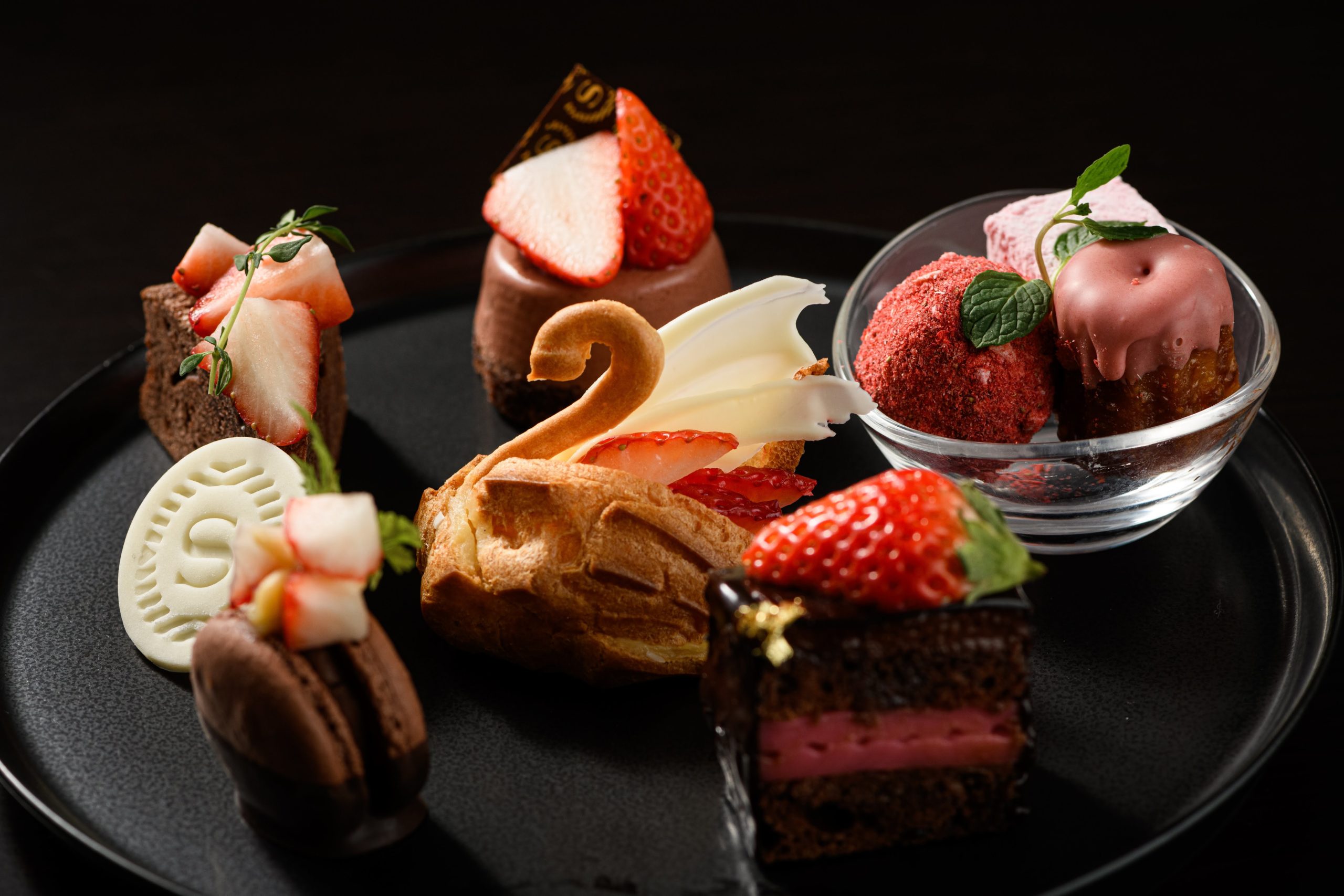 イチゴを使った美しいデザートプレート