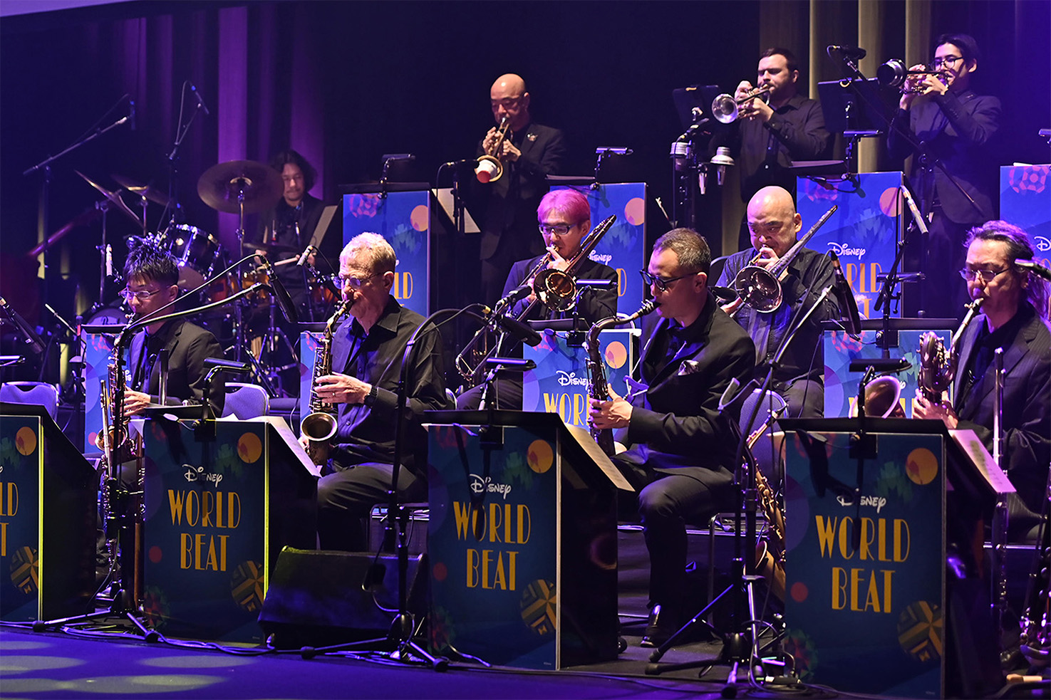 バンドがディズニーワールドビートで演奏