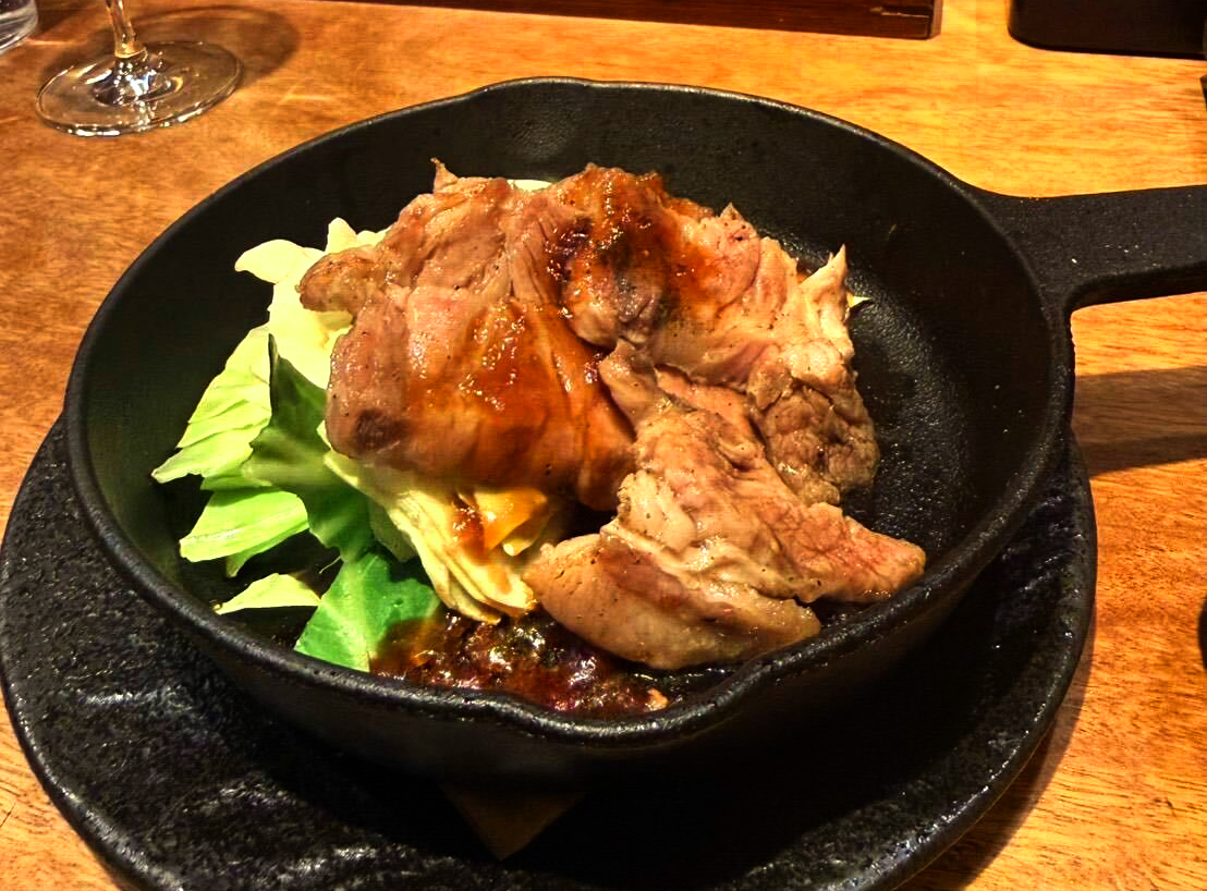 鉄板に載ったローストビーフとキャベツ