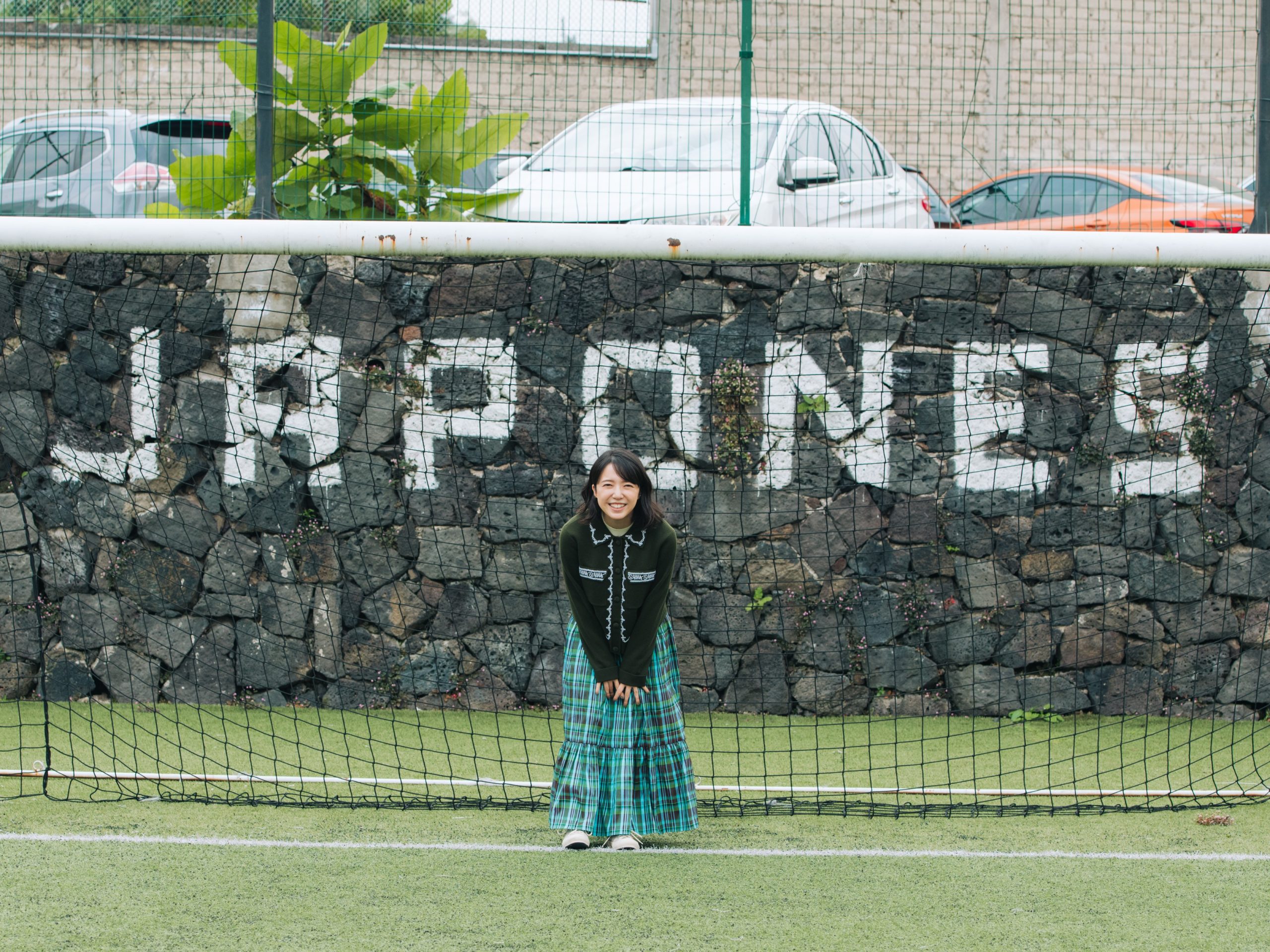 ゴールネット前の女性