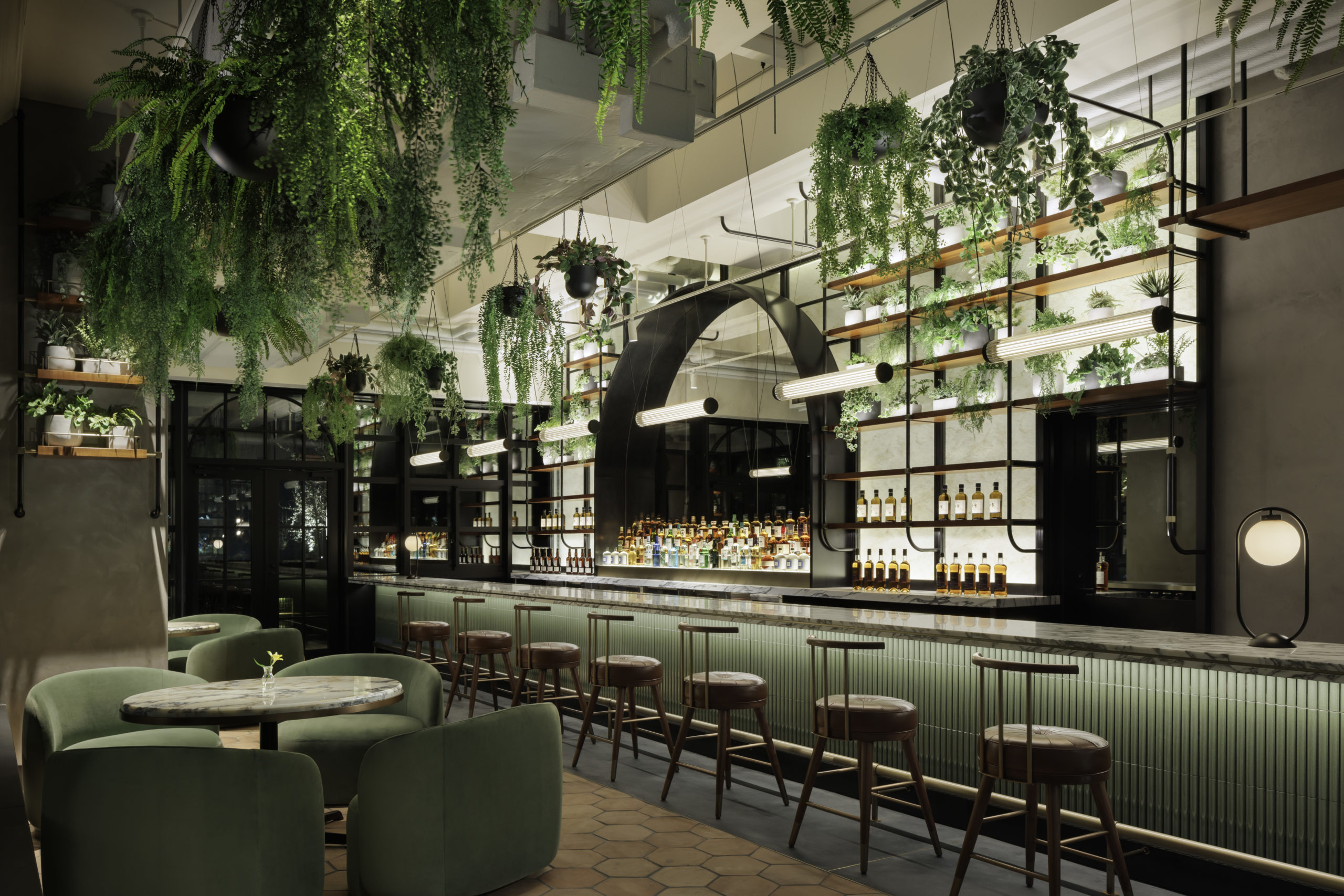 緑豊かな植物で装飾されたモダンなバー