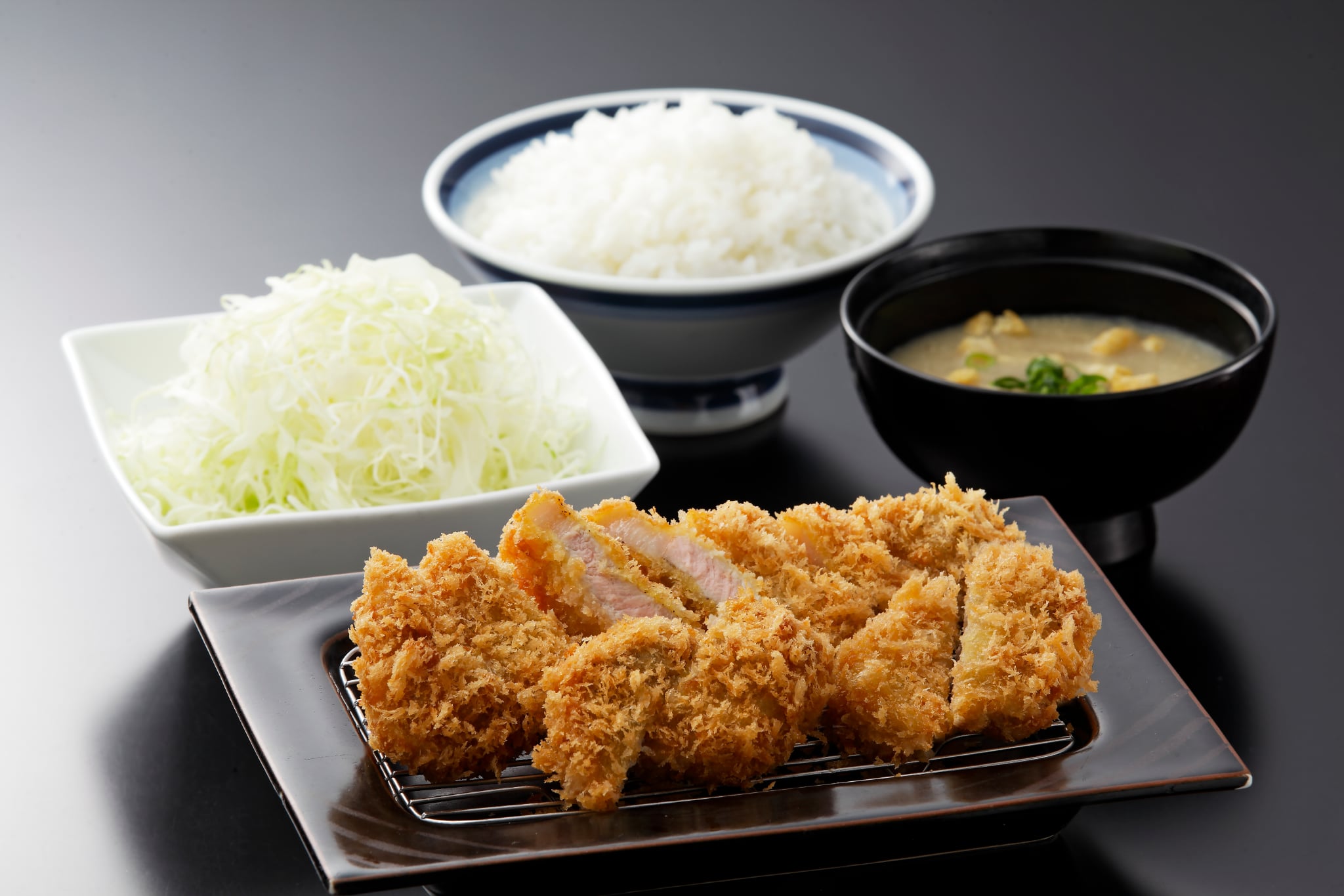 とんかつ定食、キャベツ、ご飯、味噌汁