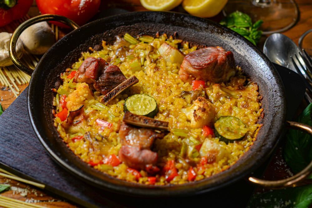 鍋に入ったミックスパエリア