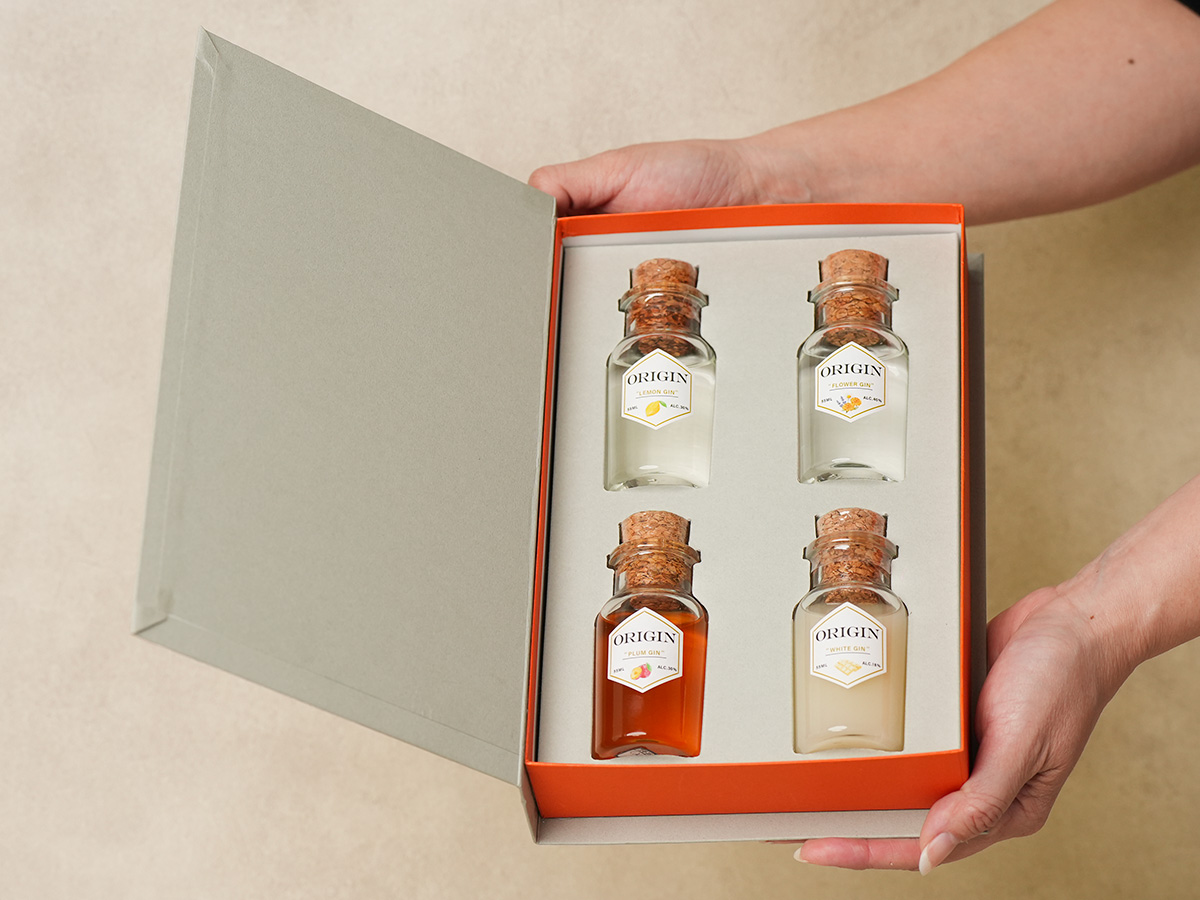 箱に入った4つの小瓶