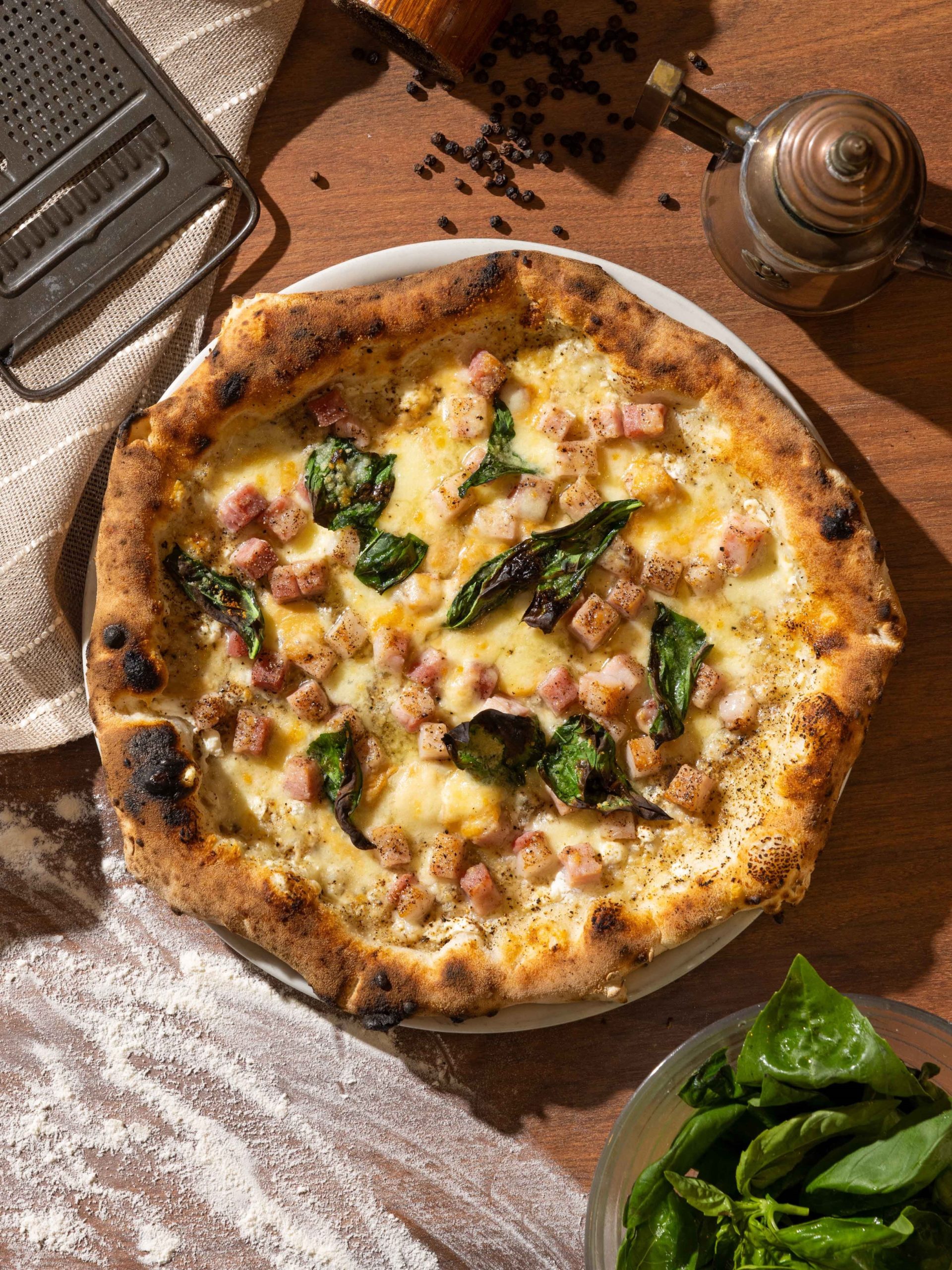 焼きピザ、ハーブとベーコン