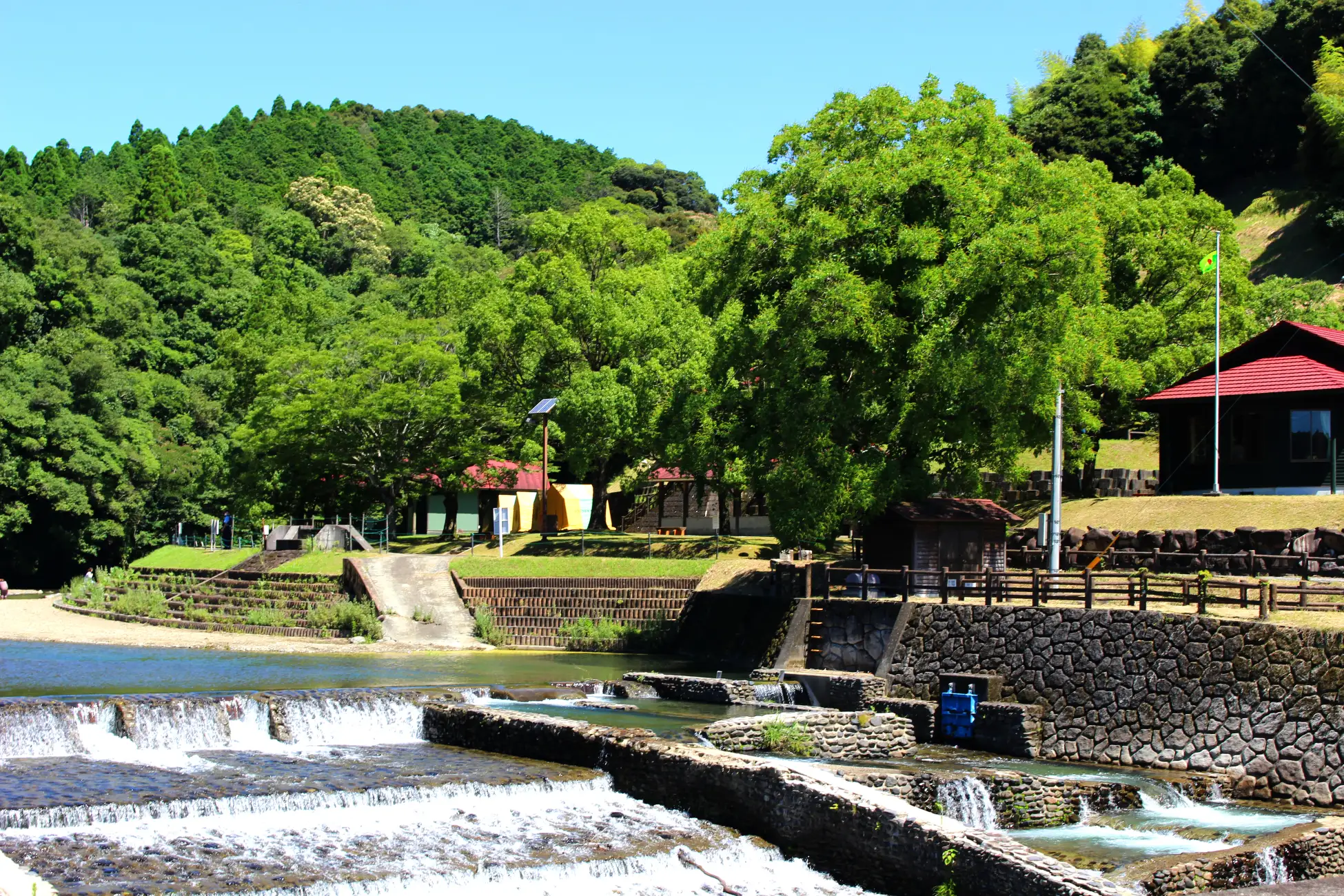 緑豊かな公園と清流