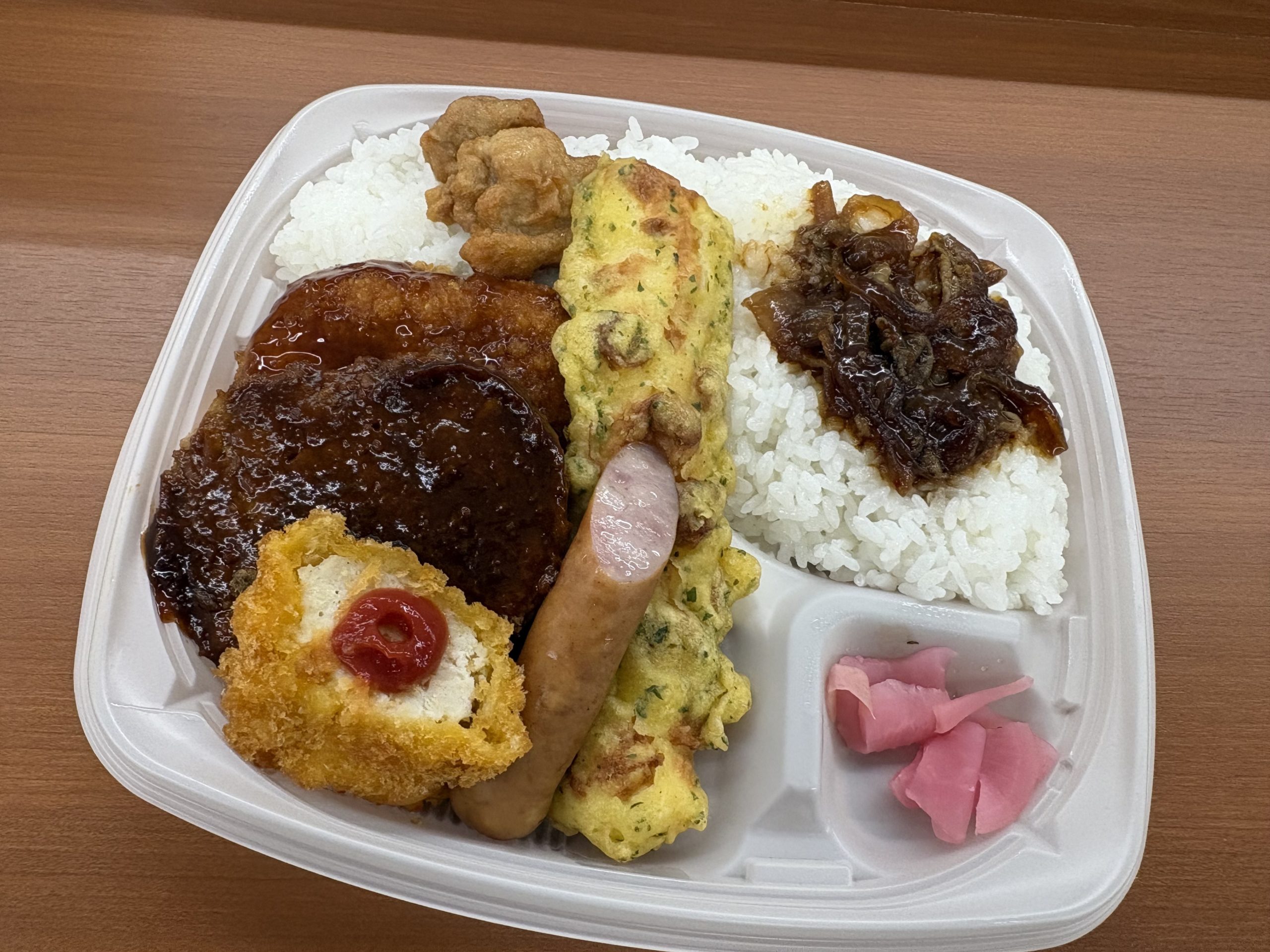 弁当の揚げ物と漬物