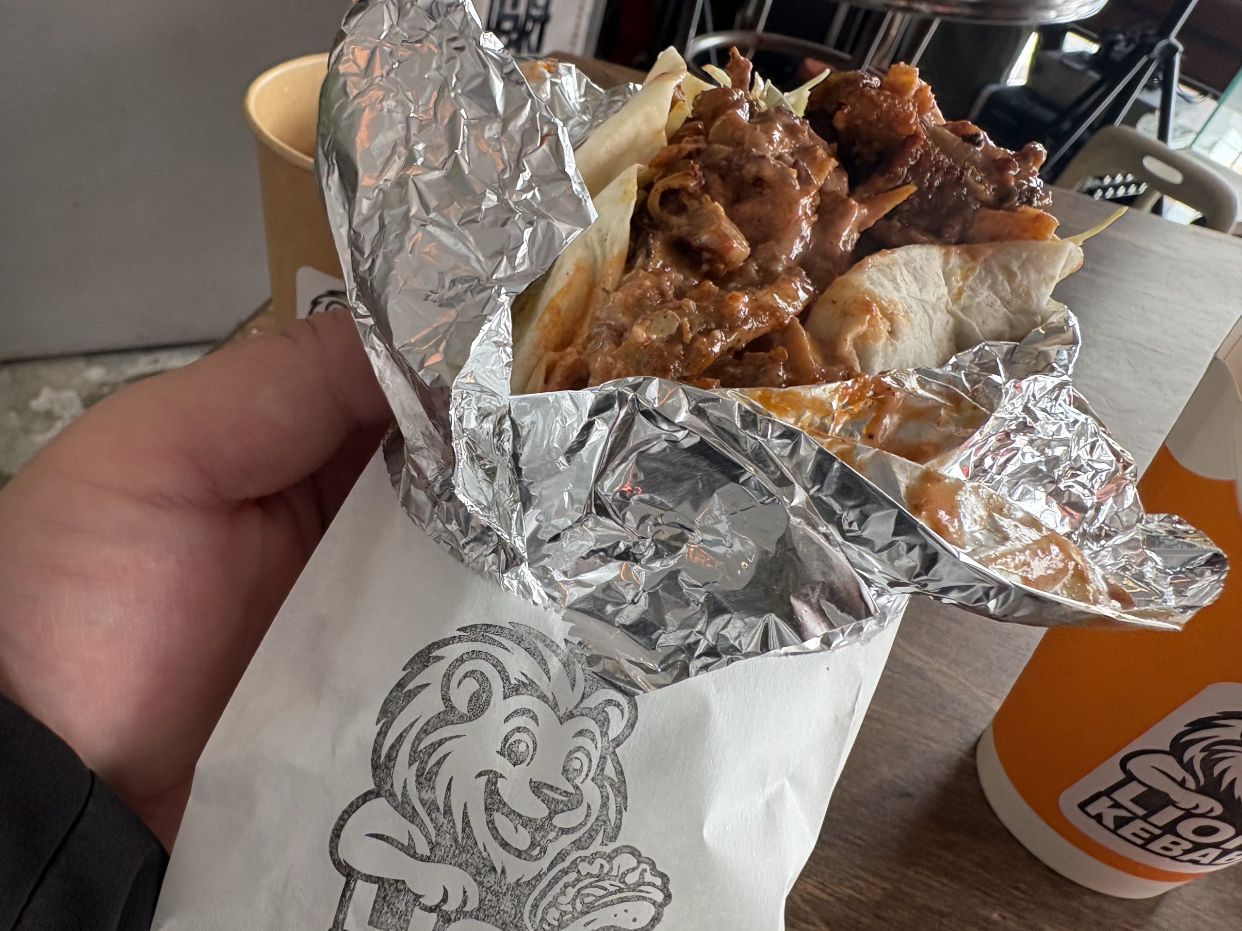 アルミホイルに包まれたケバブサンド