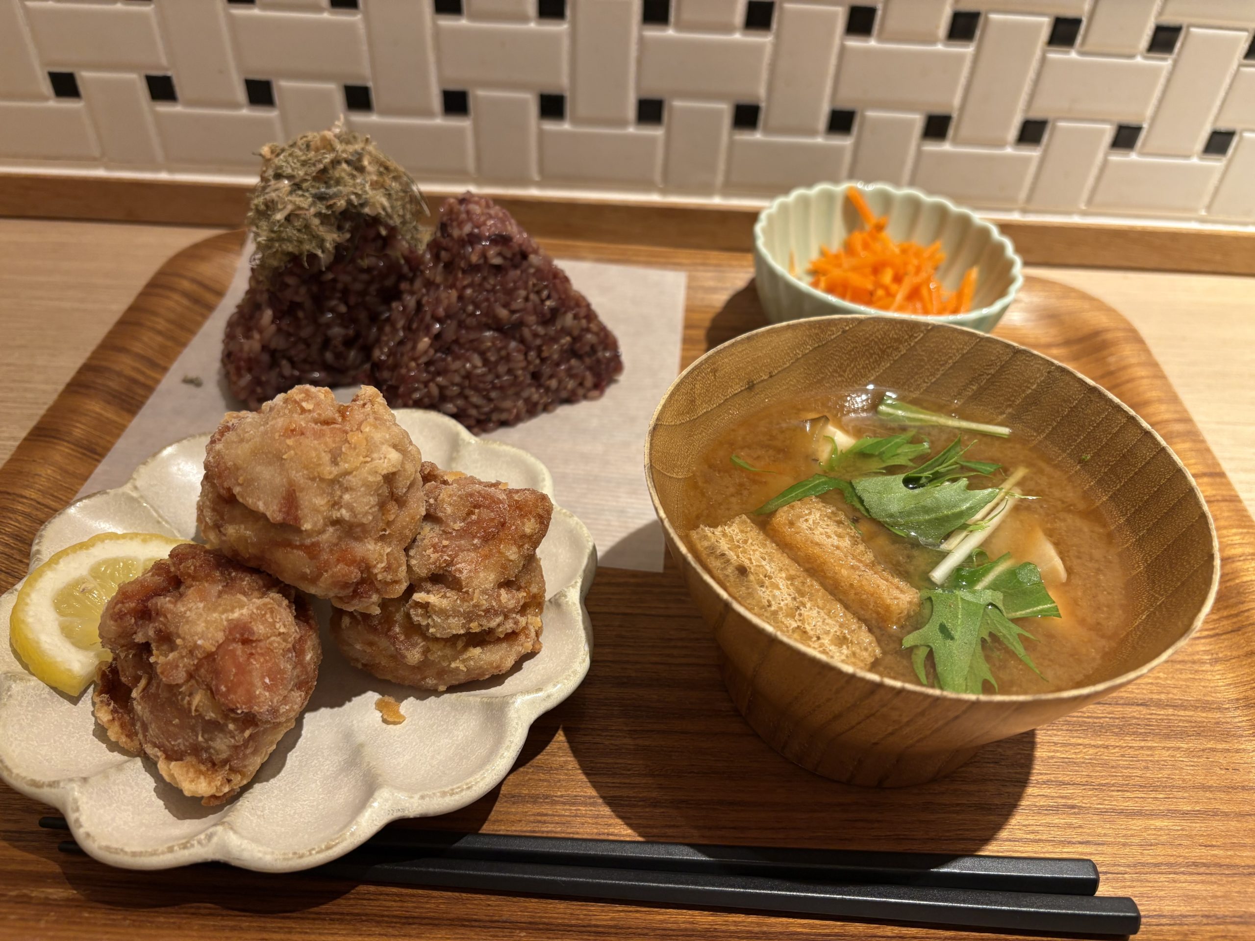和食セット：唐揚げ、おにぎり、味噌汁