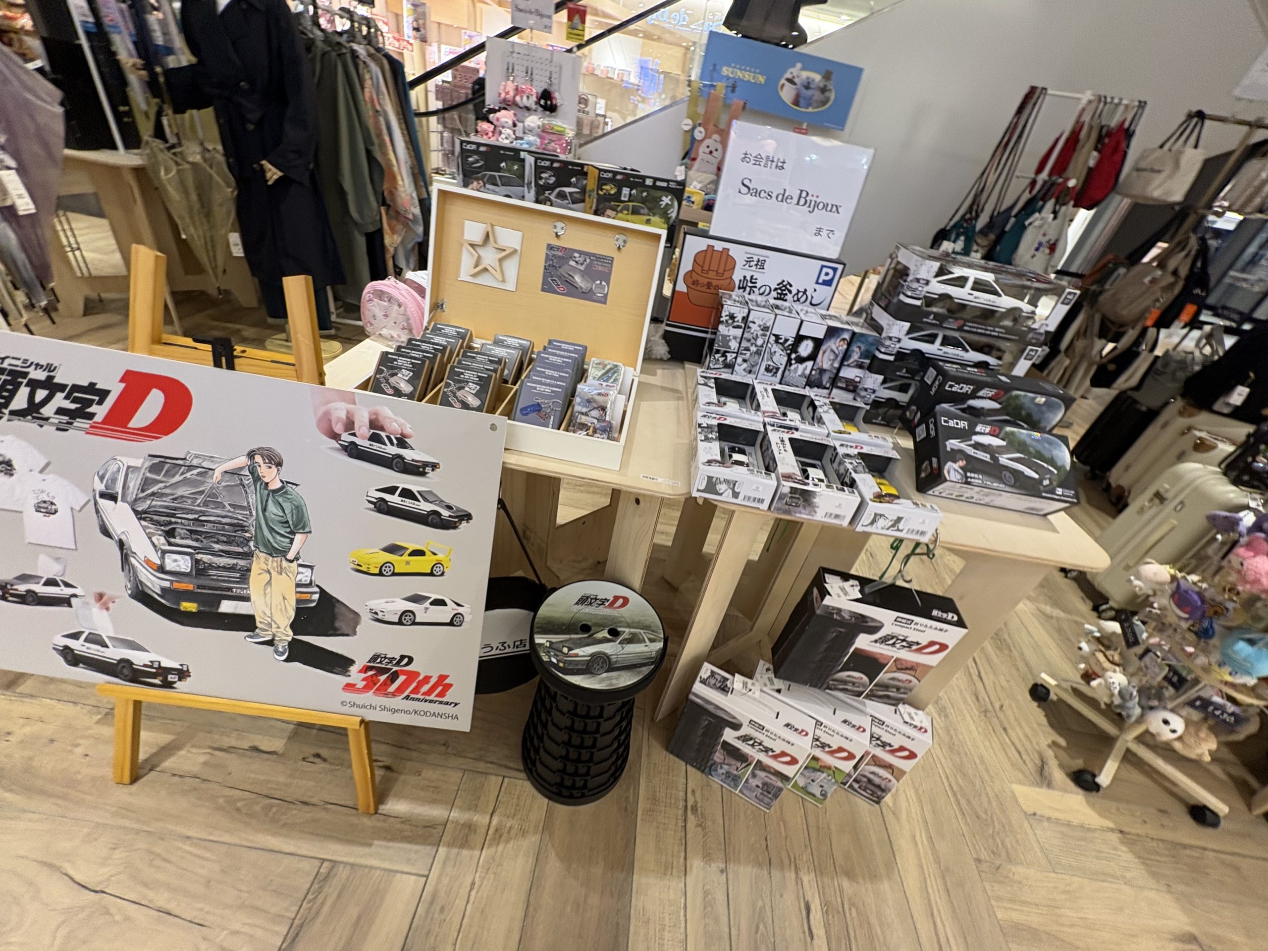 漫画と関連グッズの販売展示