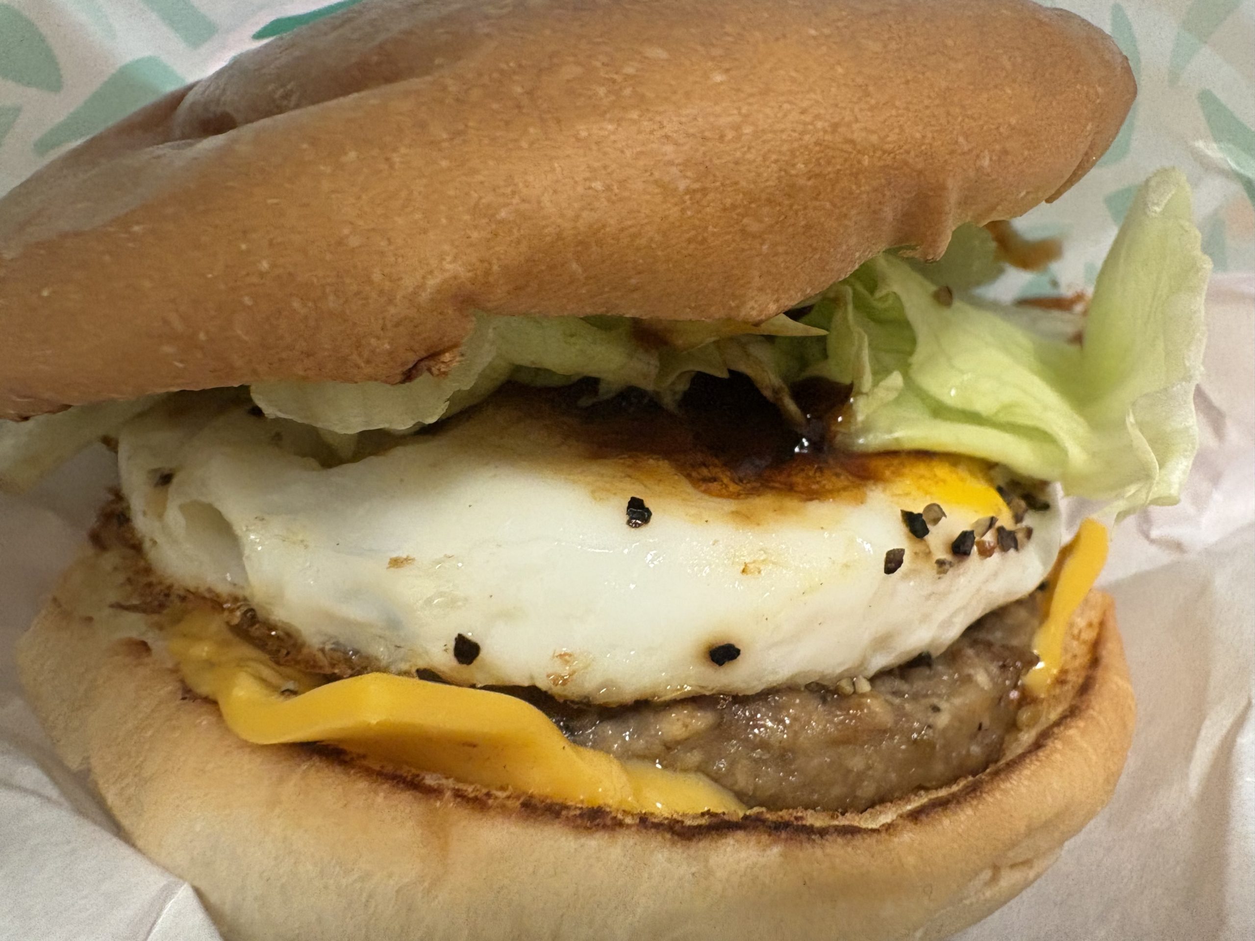 目玉焼きバーガーとレタス