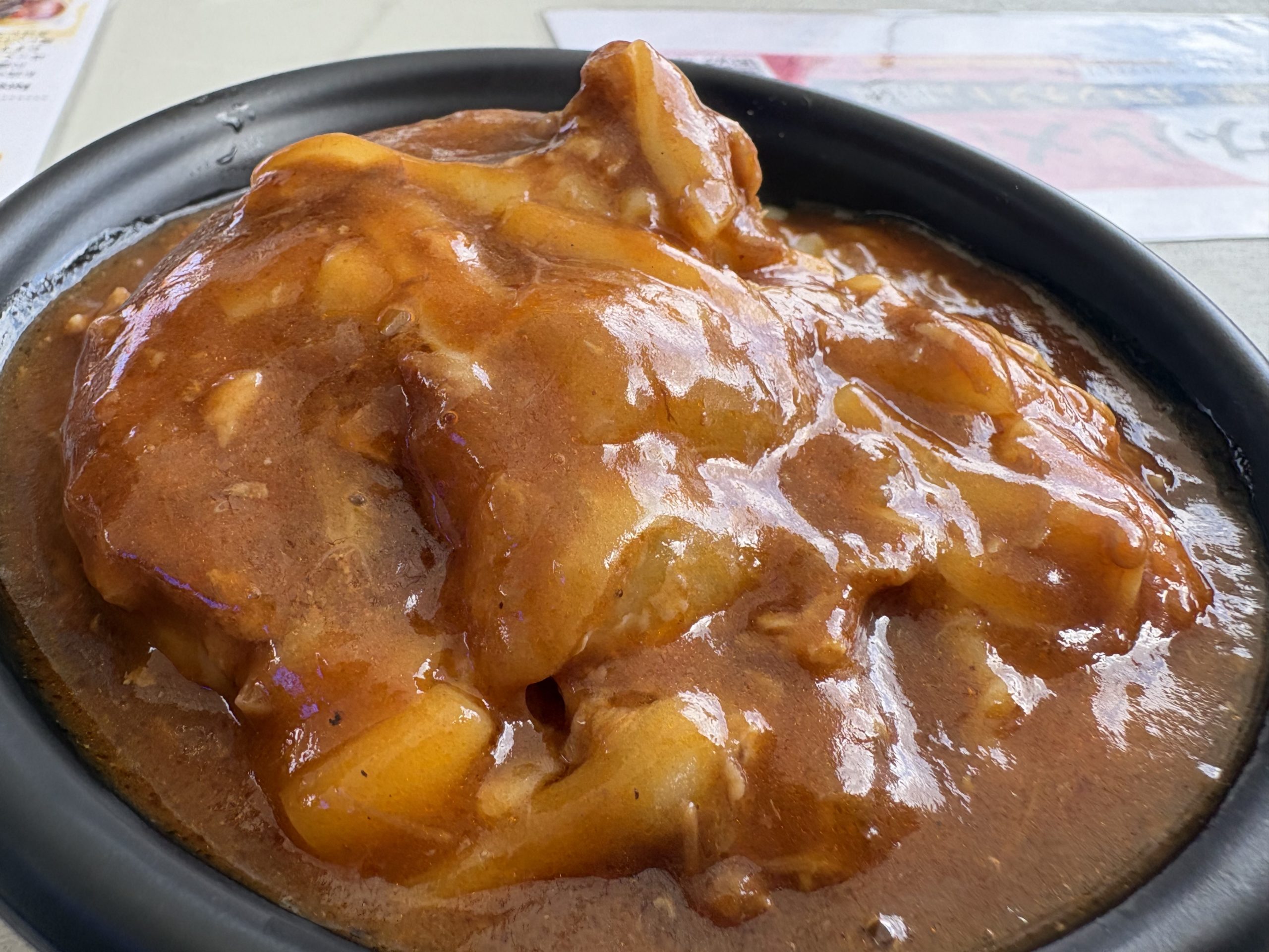 おいしそうなデミグラスソースオムライス