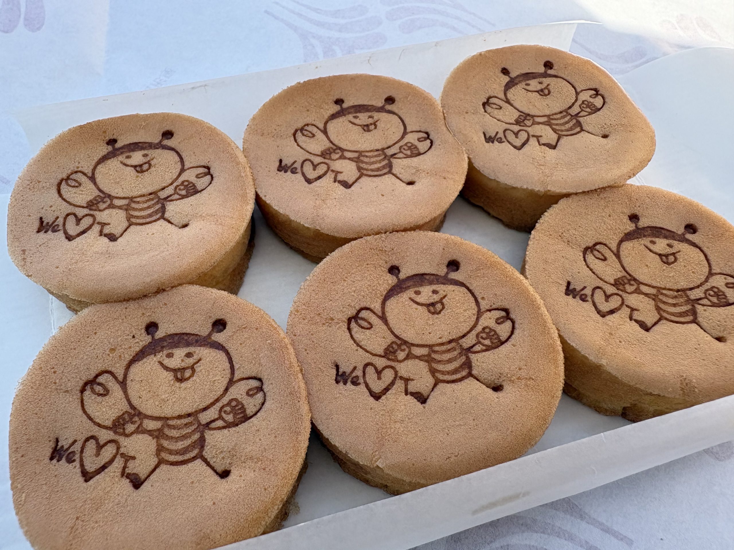 ハチのイラスト付きケーキが6個